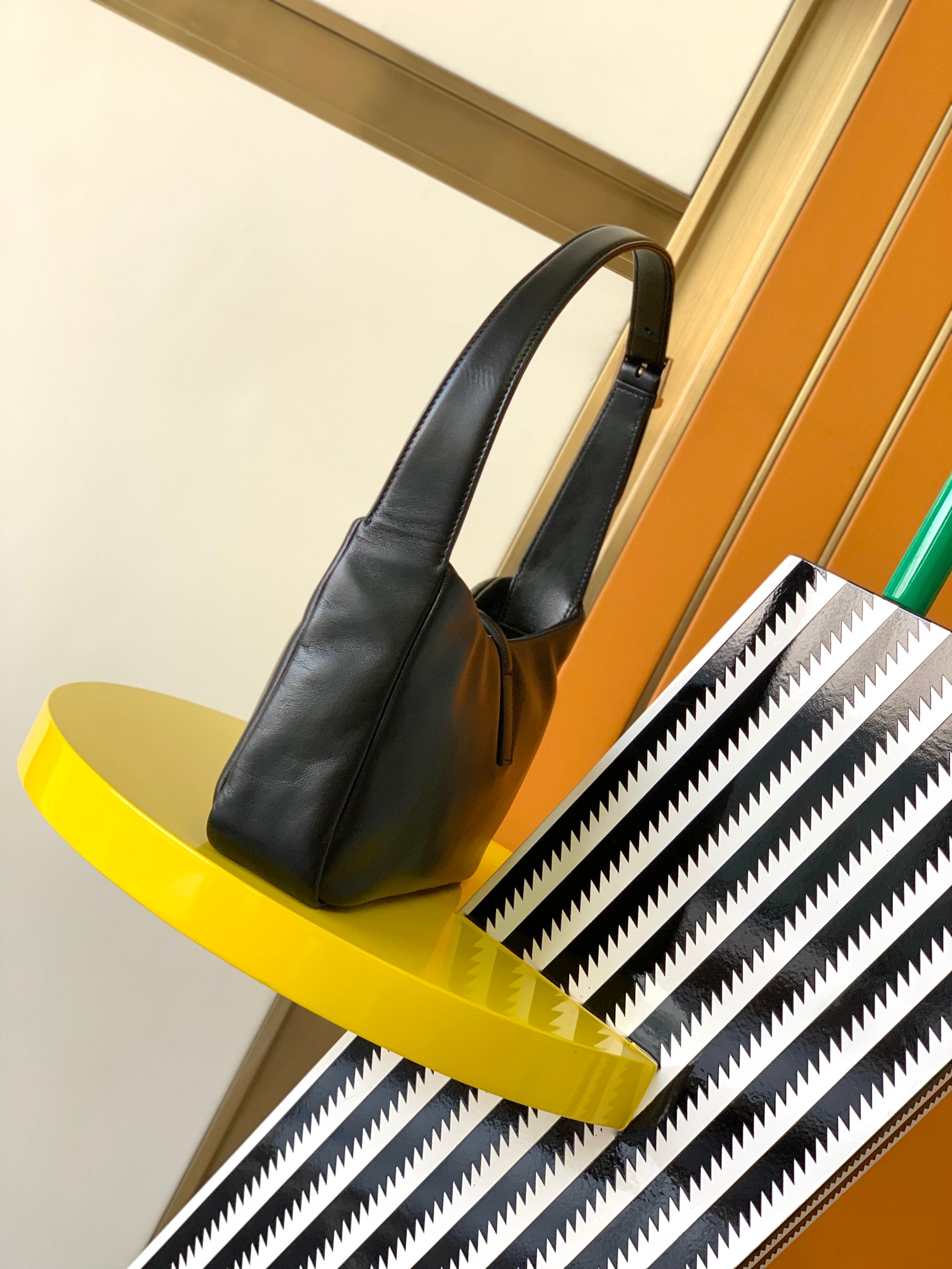 [TOP] Yves Saint Laurent YSL LE 5A7 Shoulder Bag 24.5x16x6cm - Black&GHW