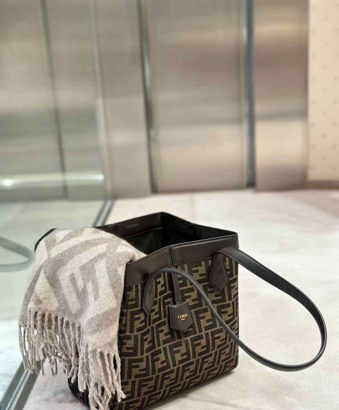 [TOP] FENDI Medium New Folding Bag - 27×16×27cm