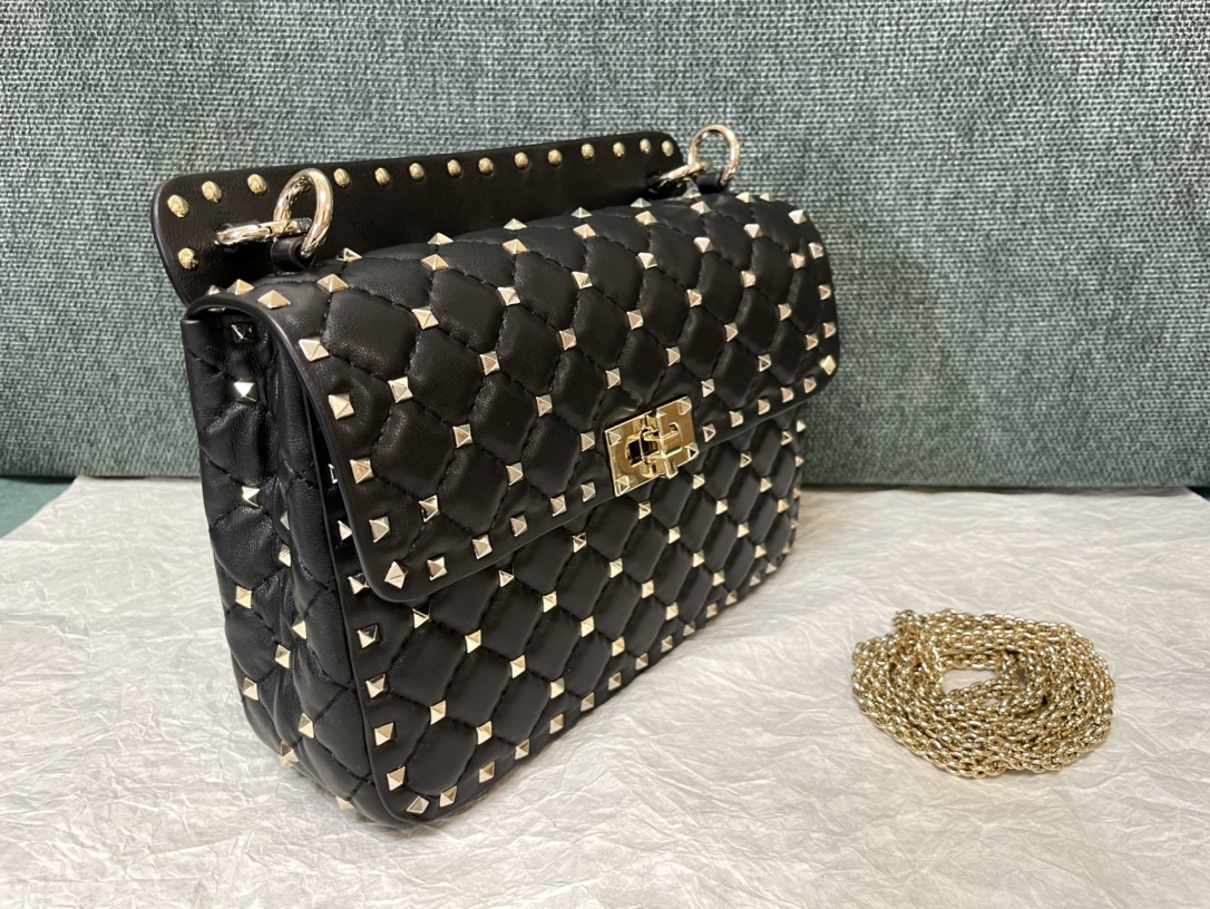[TOP] VALENTINO Rockstud Spike Bag Lambkin Medium 24x17x8.5cm - Black
