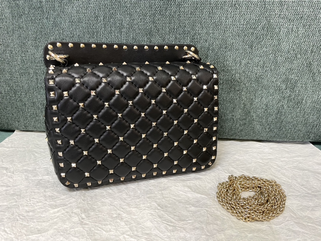[TOP] VALENTINO Rockstud Spike Bag Lambkin Medium 24x17x8.5cm - Black