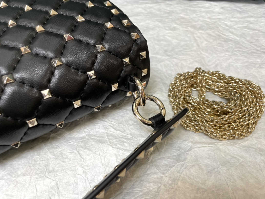 [TOP] VALENTINO Rockstud Spike Bag Lambkin Medium 24x17x8.5cm - Black