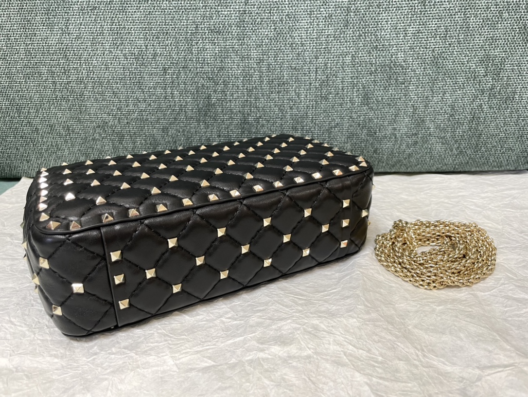 [TOP] VALENTINO Rockstud Spike Bag Lambkin Medium 24x17x8.5cm - Black