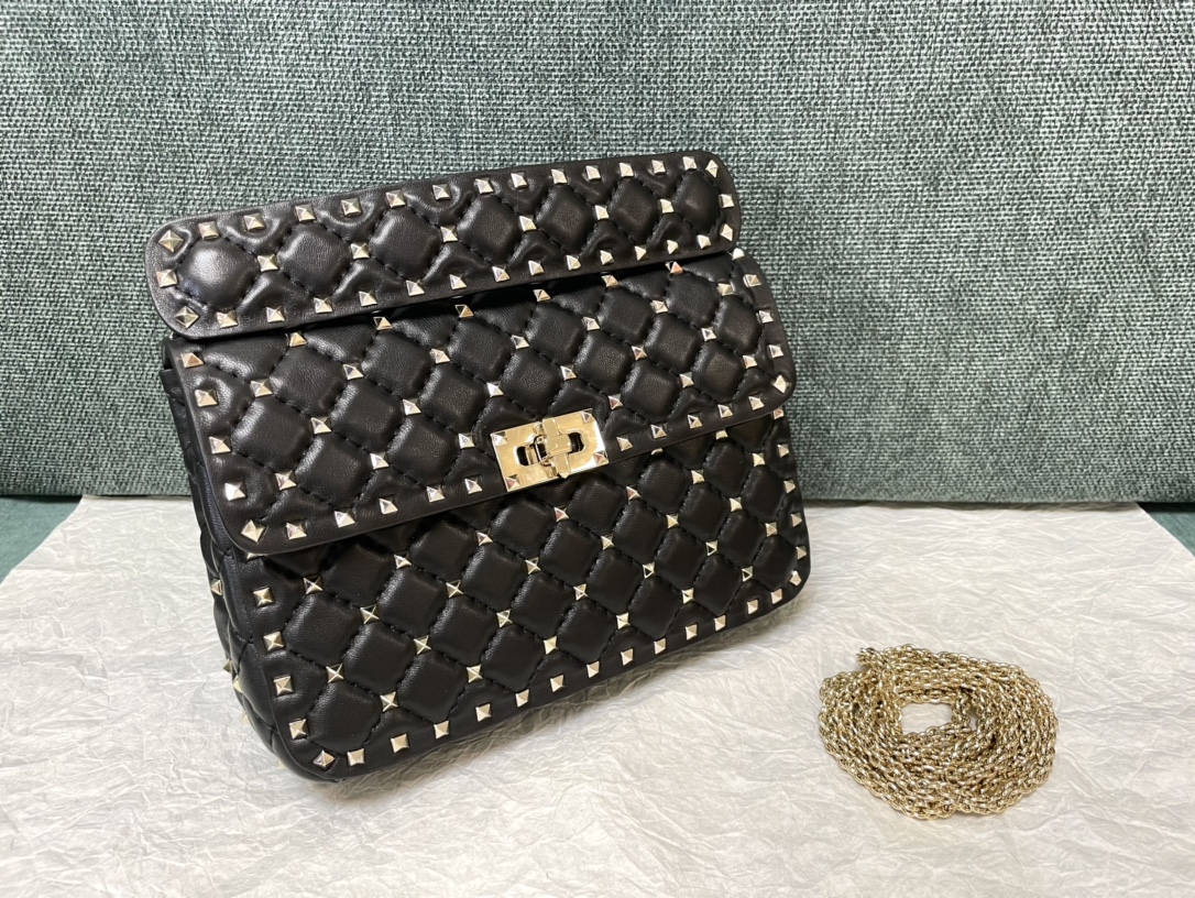 [TOP] VALENTINO Rockstud Spike Bag Lambkin Medium 24x17x8.5cm - Black