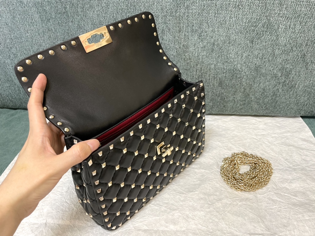 [TOP] VALENTINO Rockstud Spike Bag Lambkin Medium 24x17x8.5cm - Black