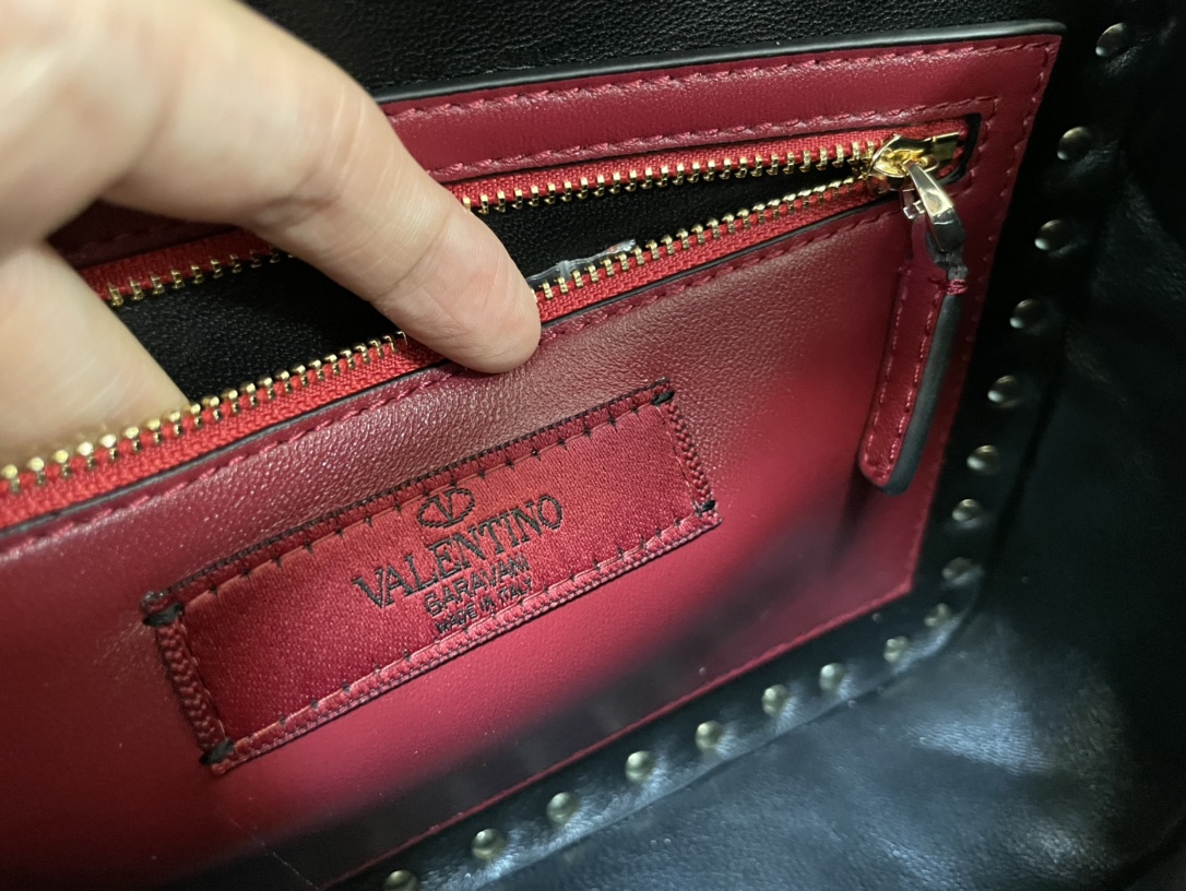 [TOP] VALENTINO Rockstud Spike Bag Lambkin Medium 24x17x8.5cm - Black