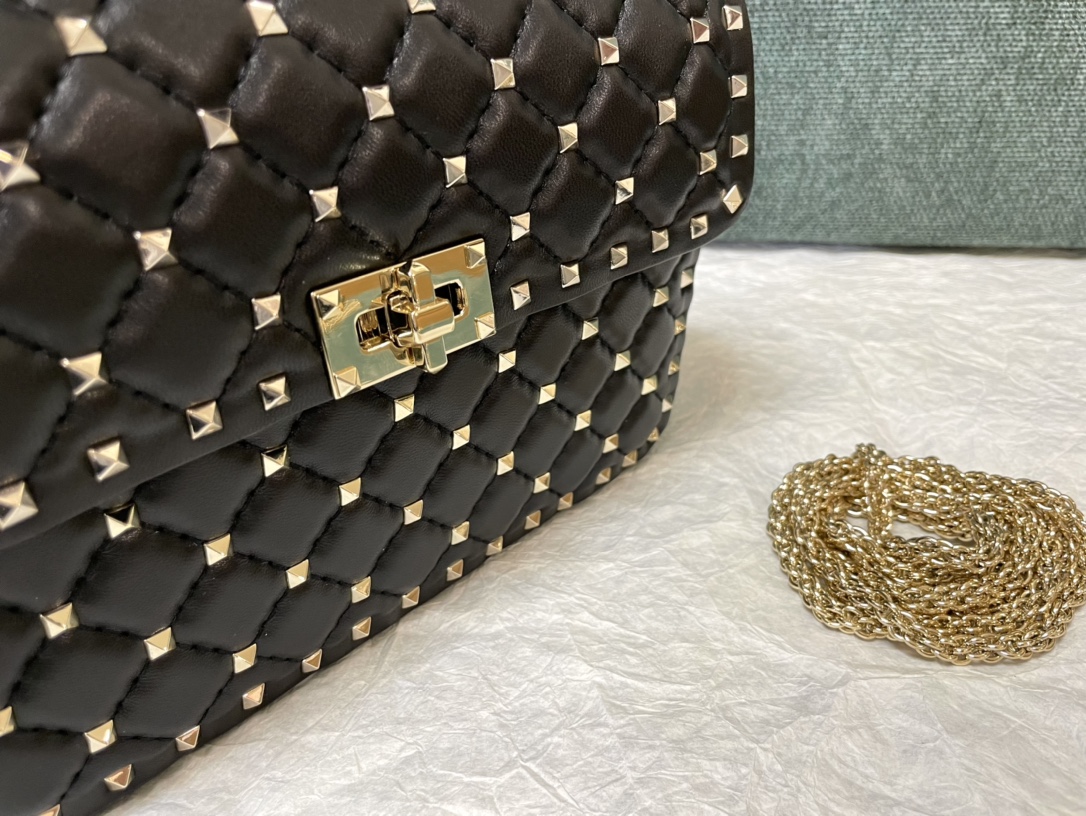 [TOP] VALENTINO Rockstud Spike Bag Lambkin Medium 24x17x8.5cm - Black