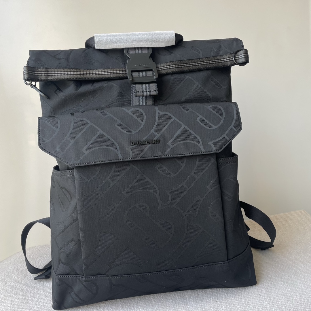 [TOP] BURBERRY Backpack Embellished with Jacquard Worsted Thomas Burberry Signature 36.5 x 19 x 58cm - 2 Color