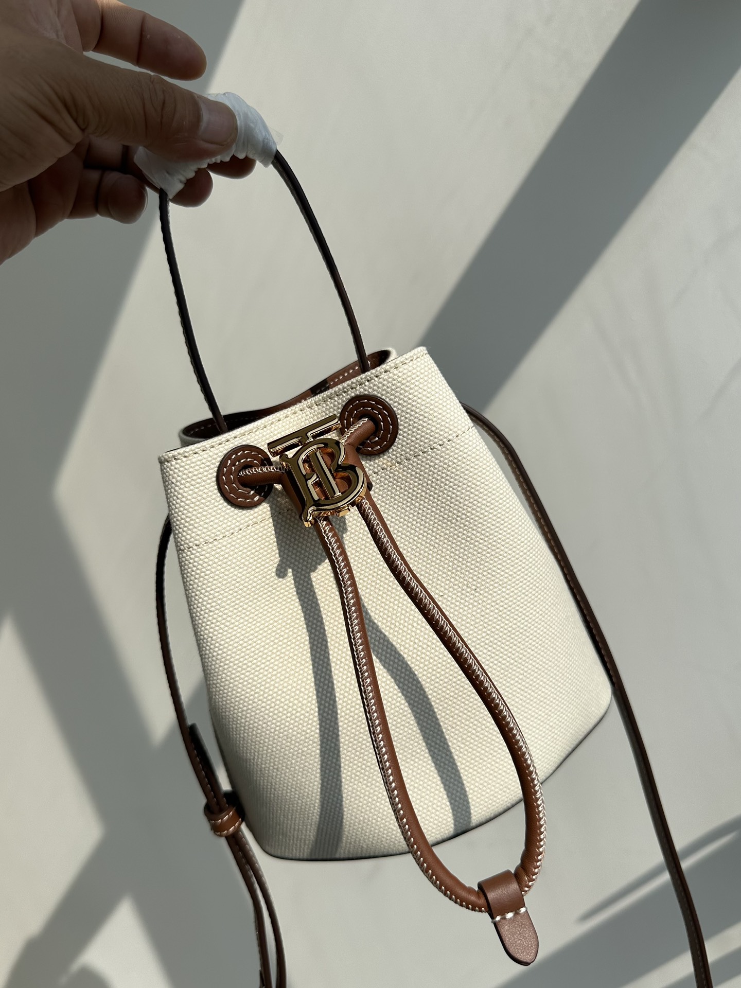 [TOP] BURBERRY TB Metal Bucket Bag 18.5X16.5X11cm - White