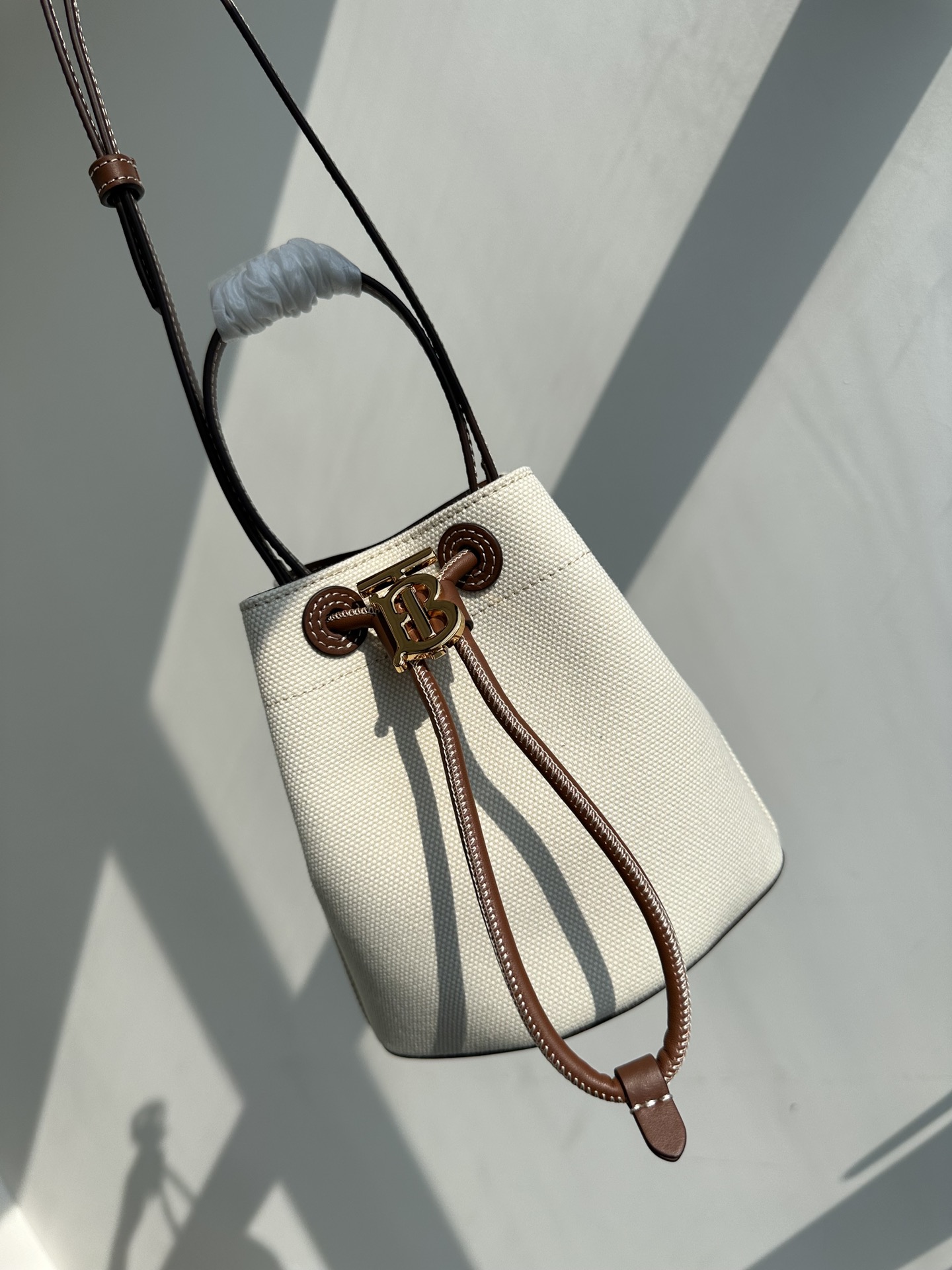 [TOP] BURBERRY TB Metal Bucket Bag 18.5X16.5X11cm - White