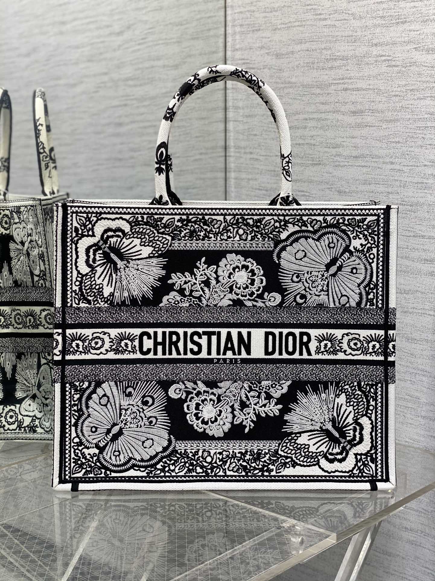 [TOP] Christian Dior Butterfly Embroidery Pattern Tote Handbags 36cm/41cm - 2 Sizes