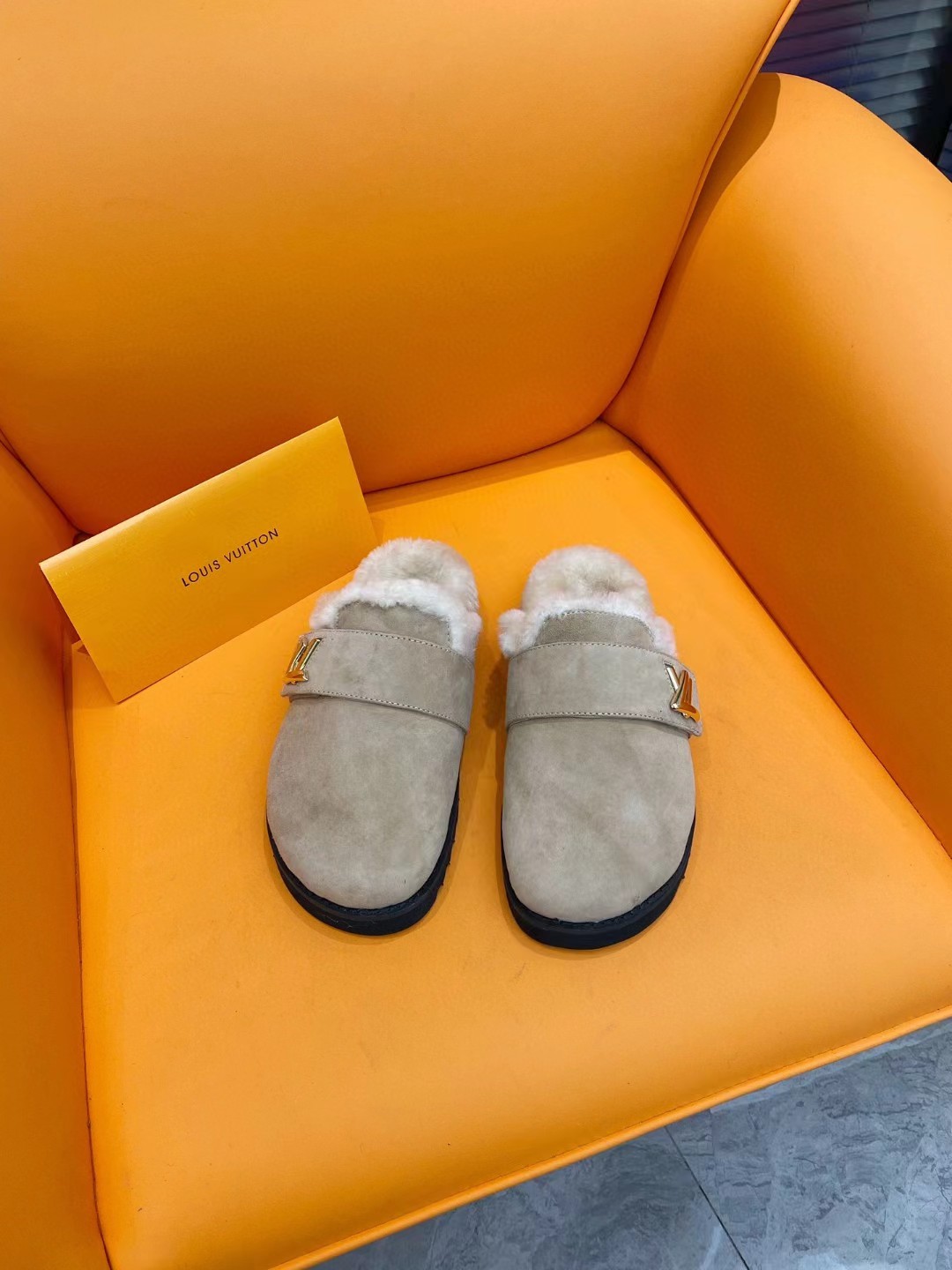 [TOP] Louis Vuitton LV Fur Slippers - 4 Colors