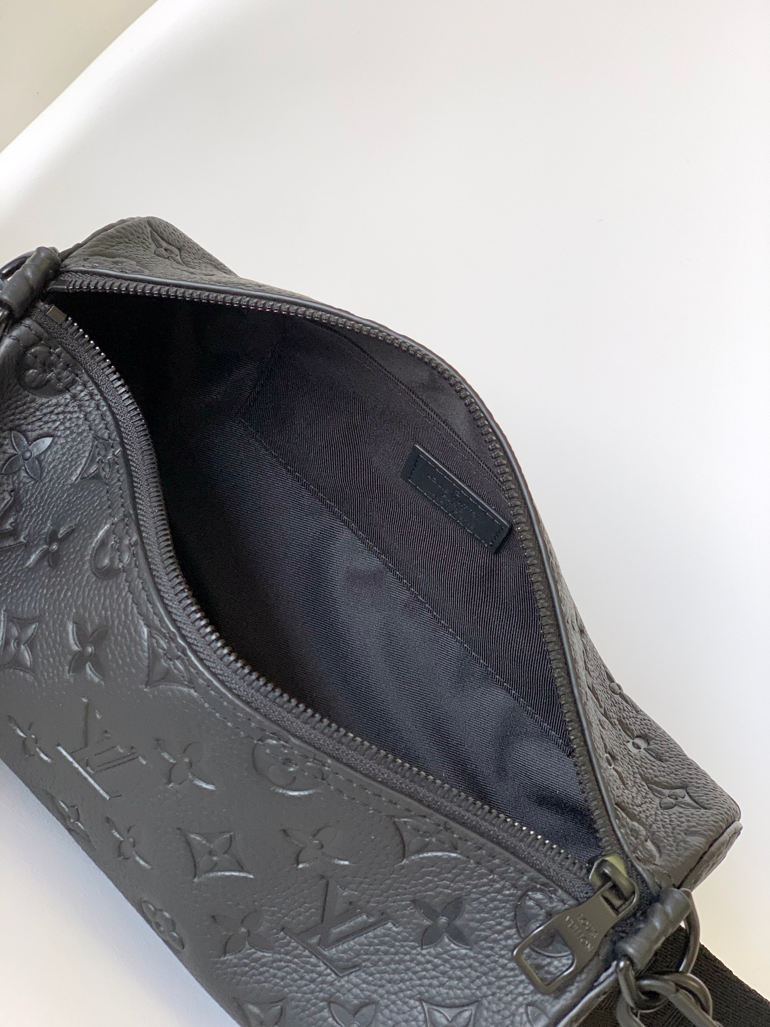 [TOP] Louis Vuitton LV Men's Soft Polochon Small Handbag  - 26x14x14CM - Black