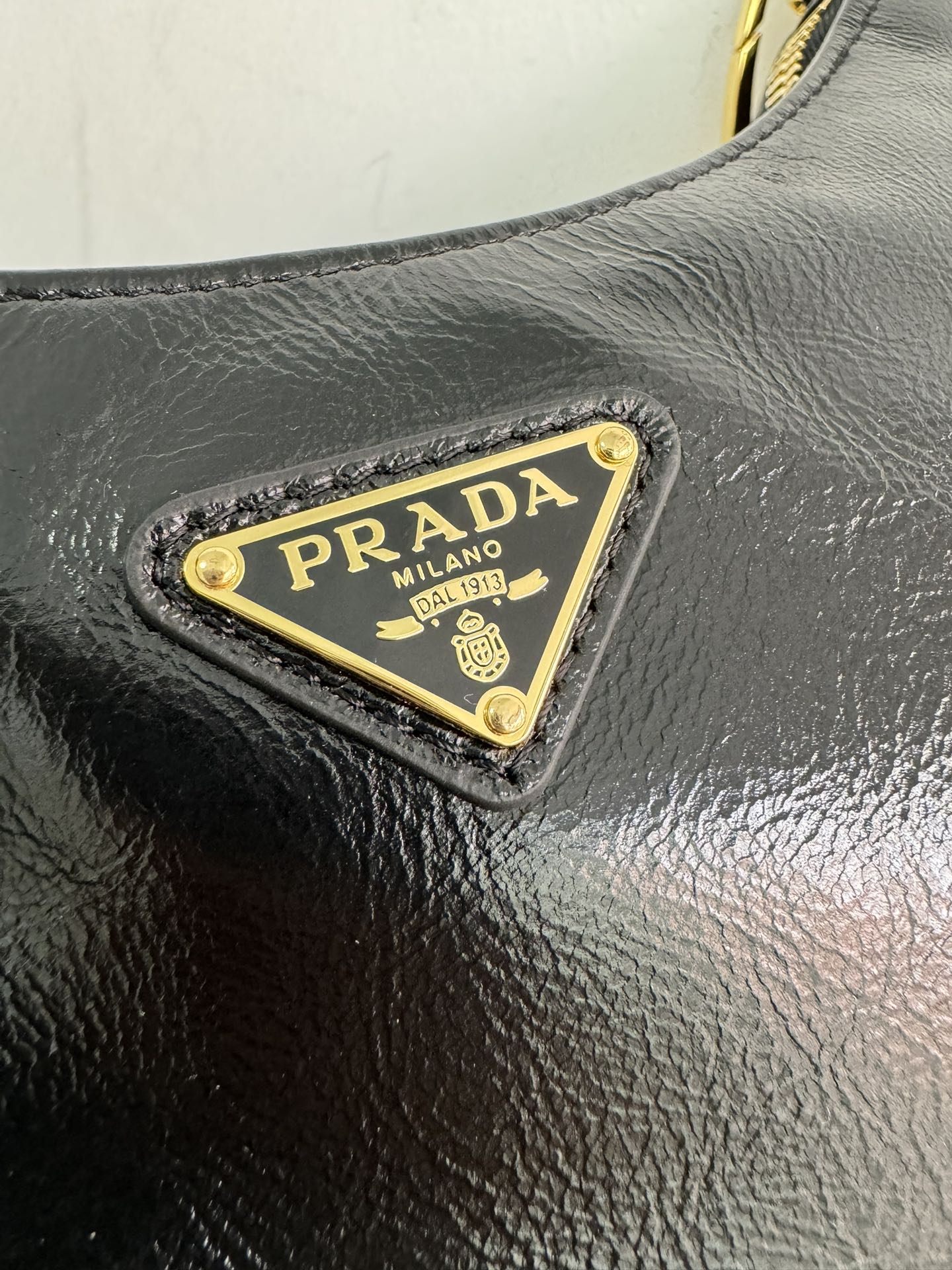 [TOP] PRADA Re-Edition 2005 Hobo Bag Oiled Cowhide 23x17x6.5cm - Black