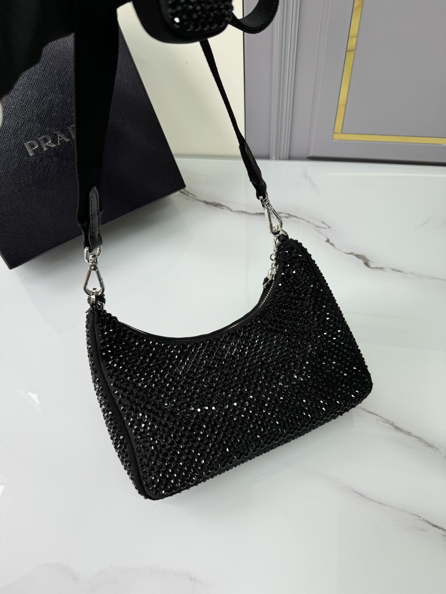 [TOP] PRADA Re-Edition 2005 Bag Crystal 22x16x6cm - Black