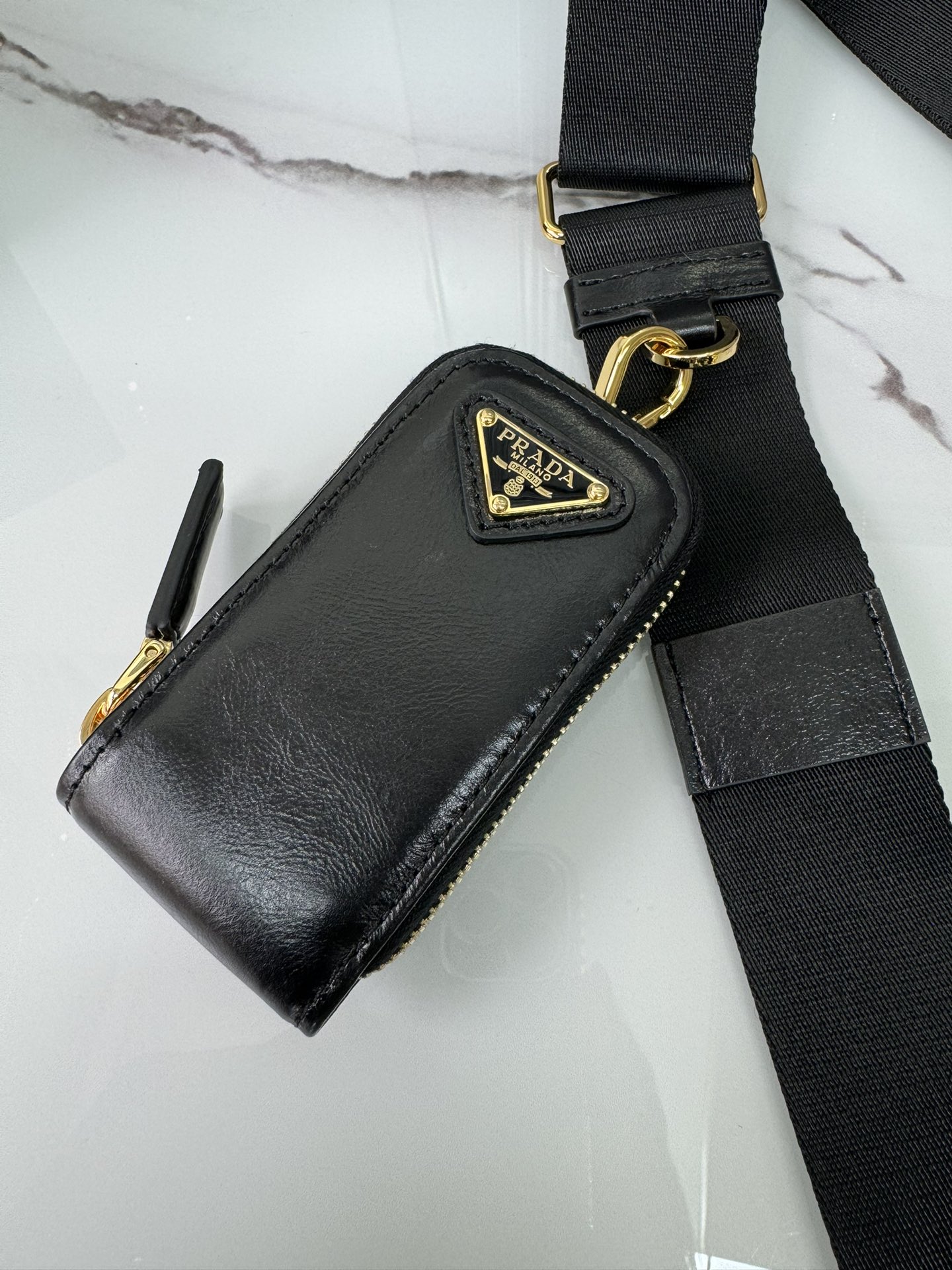 [TOP] PRADA Re-Edition 2005 Hobo Bag Oiled Cowhide 23x17x6.5cm - Black