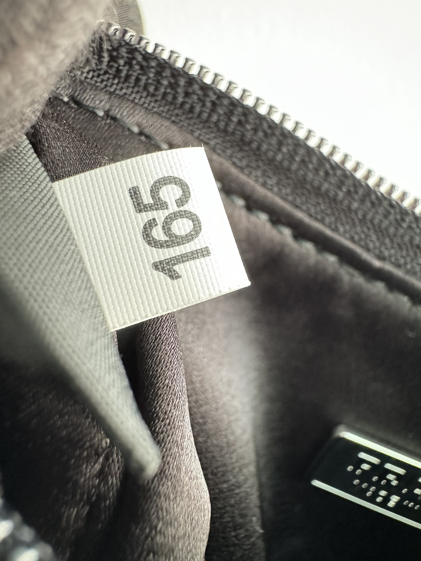 [TOP] PRADA Re-Edition 2000 Bag Crystal 23x13x5cm - Black