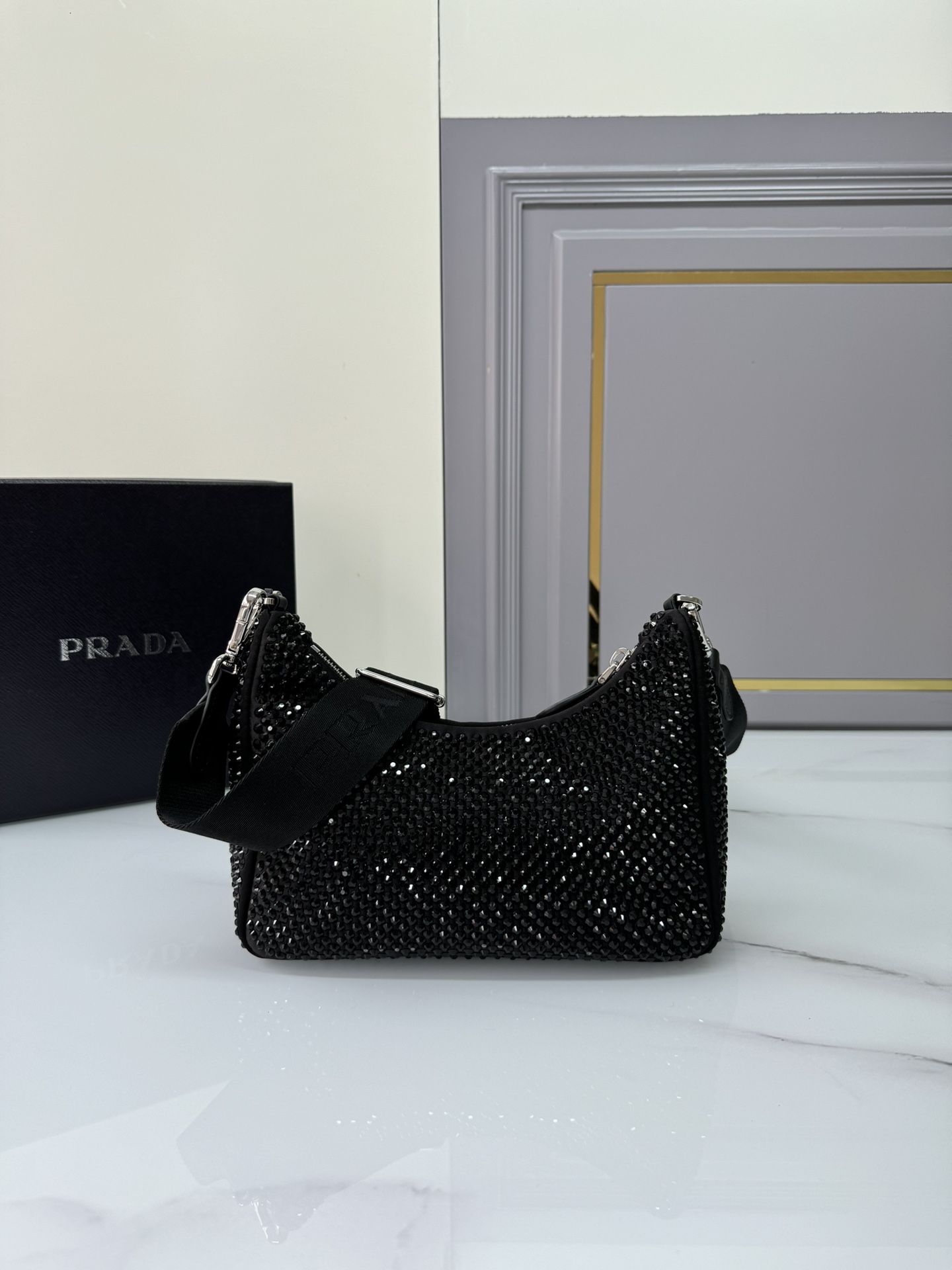 [TOP] PRADA Re-Edition 2005 Bag Crystal 22x16x6cm - Black