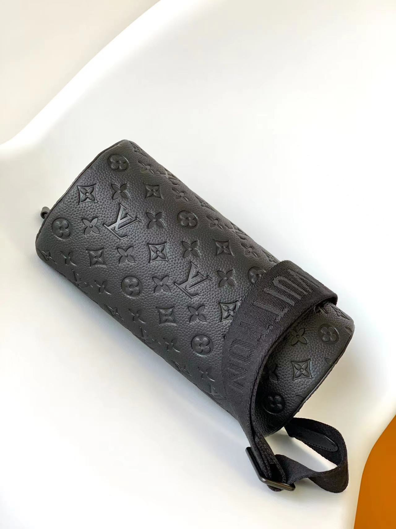 [TOP] Louis Vuitton LV Men's Soft Polochon Small Handbag  - 26x14x14CM - Black