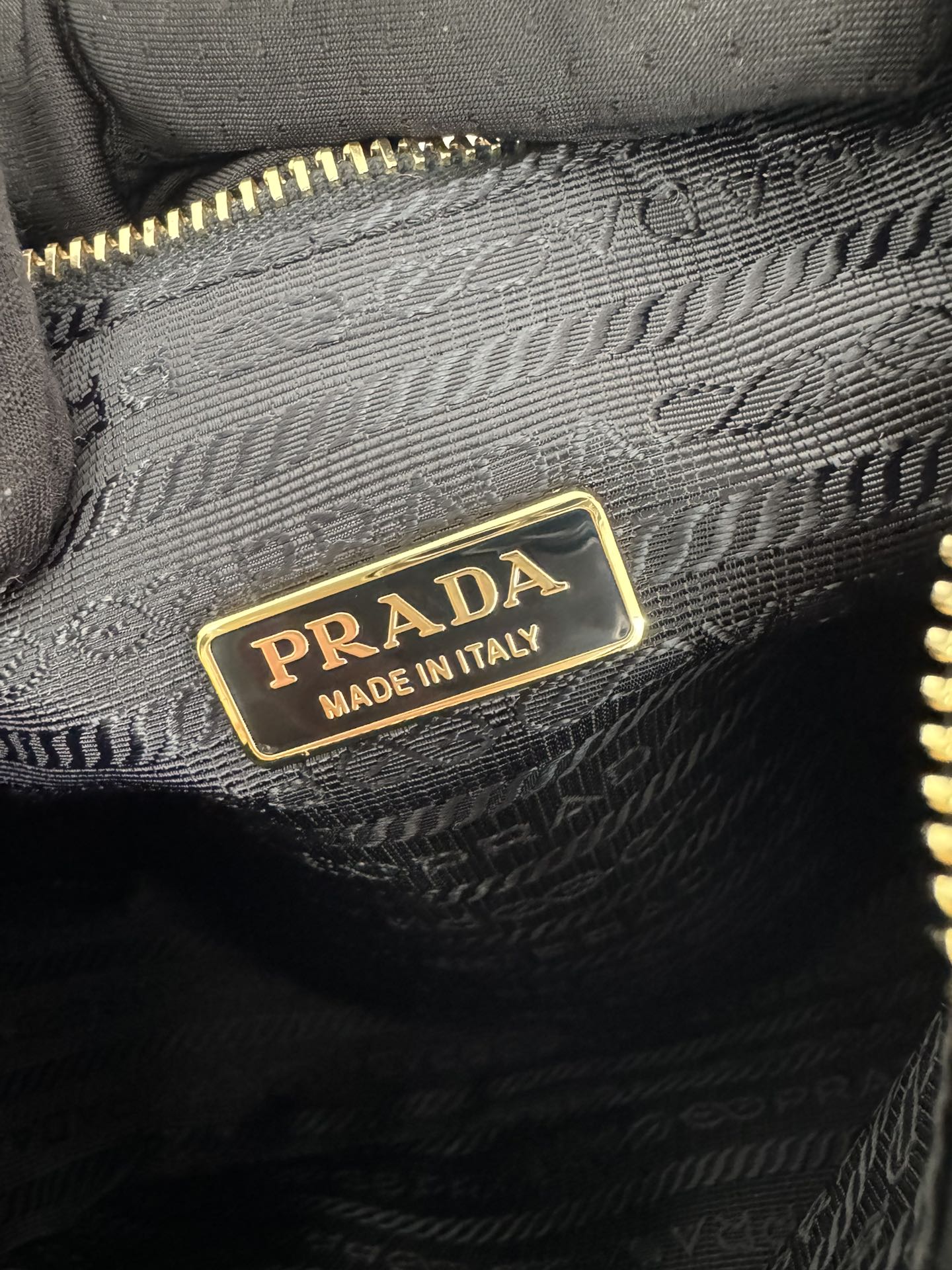 [TOP] PRADA Re-Edition 2005 Hobo Bag Oiled Cowhide 23x17x6.5cm - Black