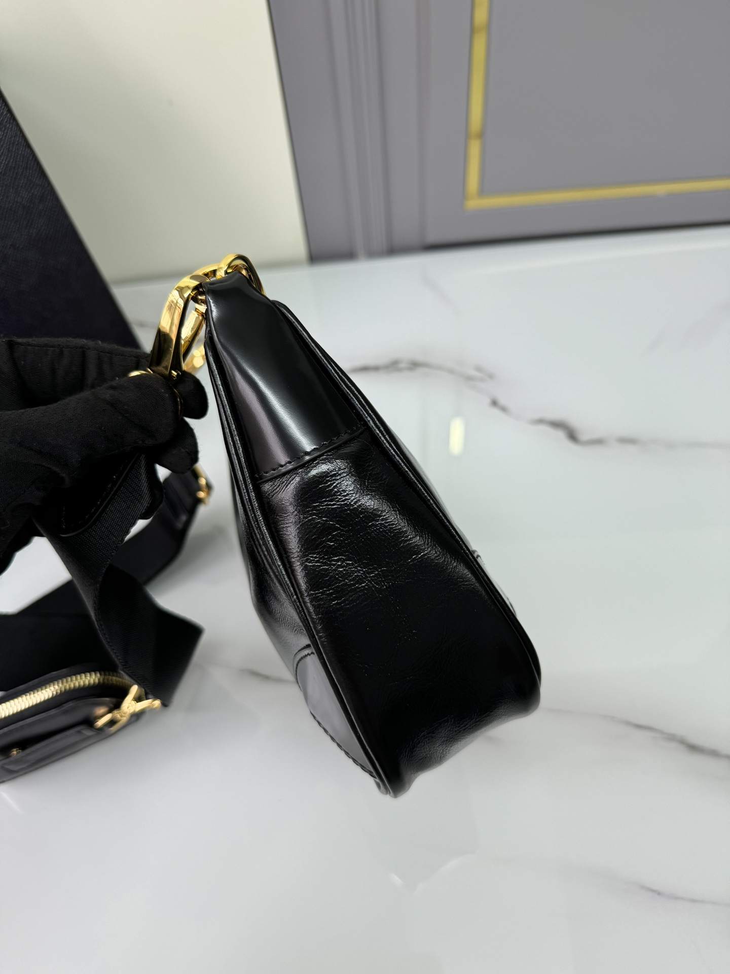 [TOP] PRADA Re-Edition 2005 Hobo Bag Oiled Cowhide 23x17x6.5cm - Black