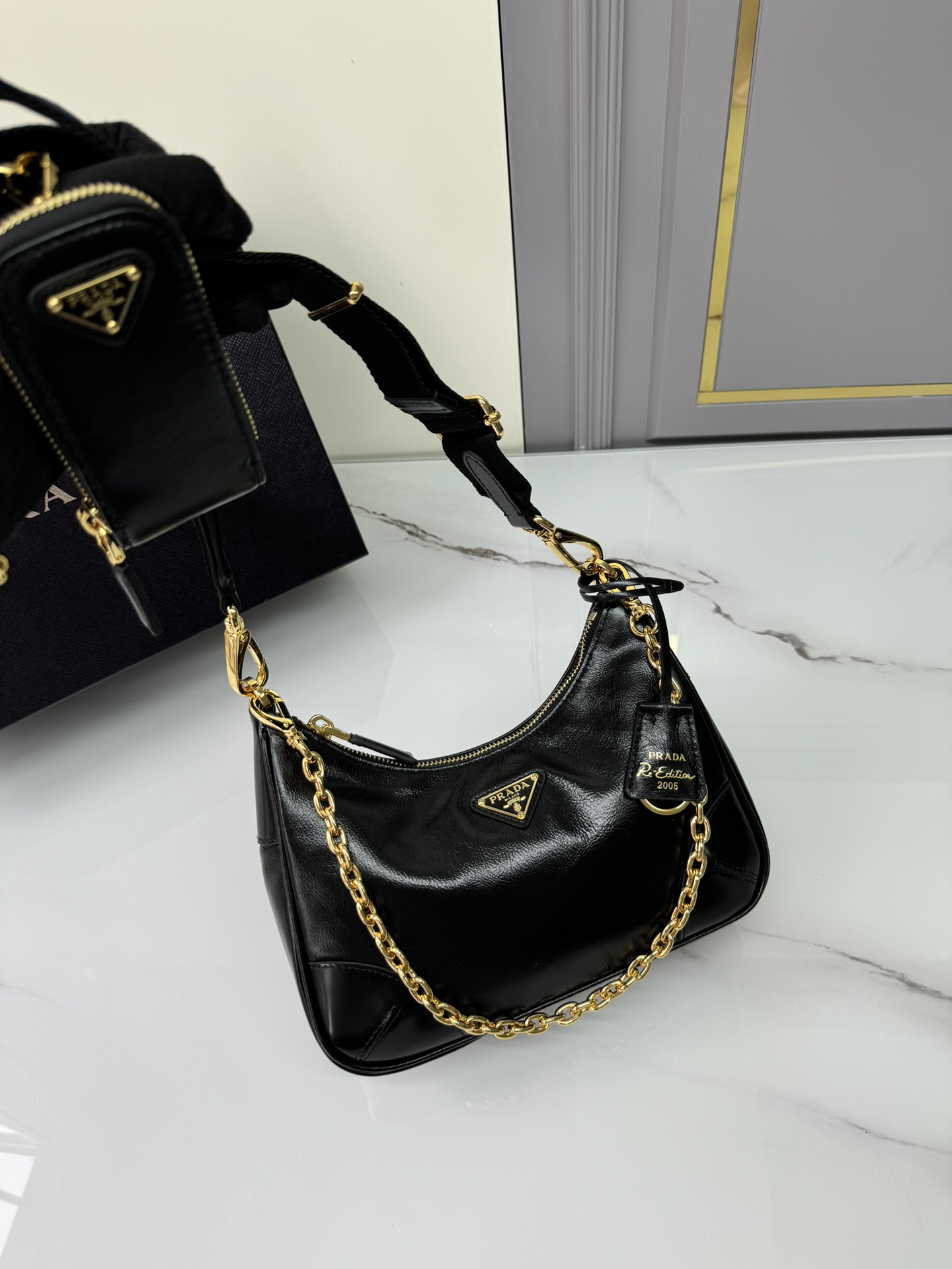 [TOP] PRADA Re-Edition 2005 Hobo Bag Oiled Cowhide 23x17x6.5cm - Black