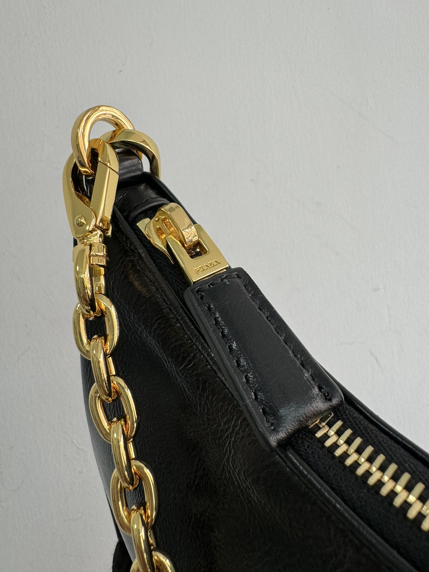 [TOP] PRADA Re-Edition 2005 Hobo Bag Oiled Cowhide 23x17x6.5cm - Black