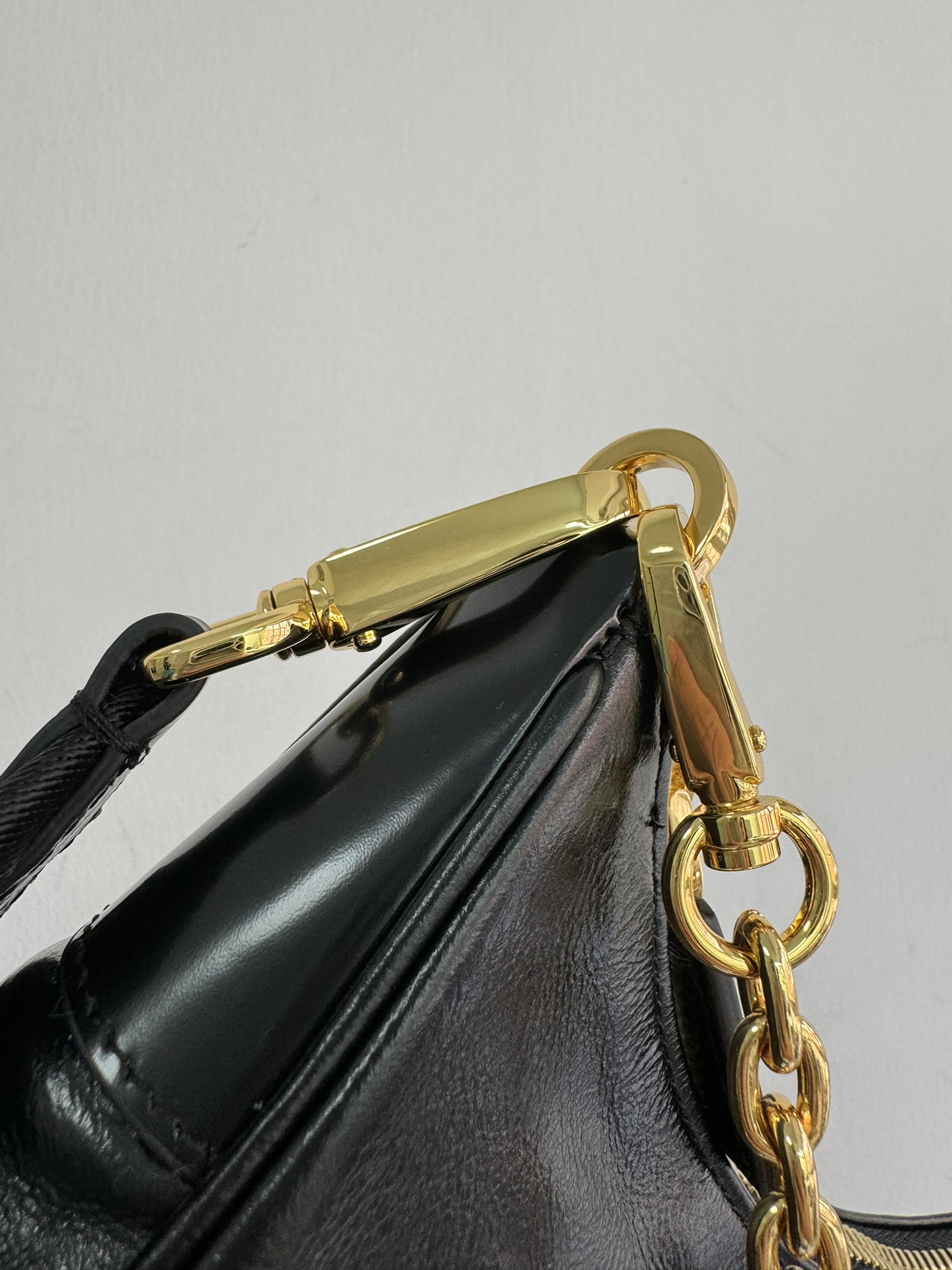 [TOP] PRADA Re-Edition 2005 Hobo Bag Oiled Cowhide 23x17x6.5cm - Black