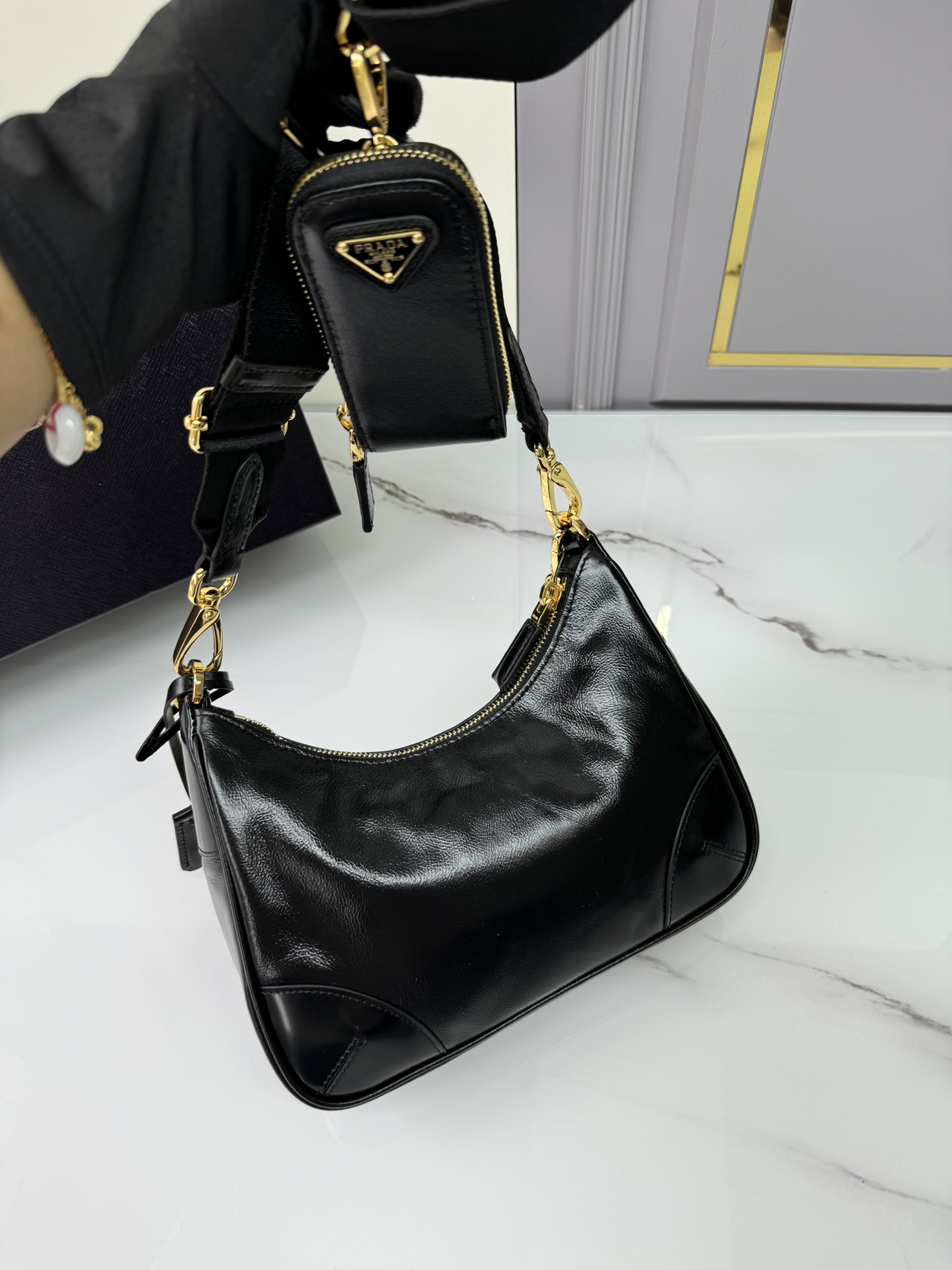 [TOP] PRADA Re-Edition 2005 Hobo Bag Oiled Cowhide 23x17x6.5cm - Black