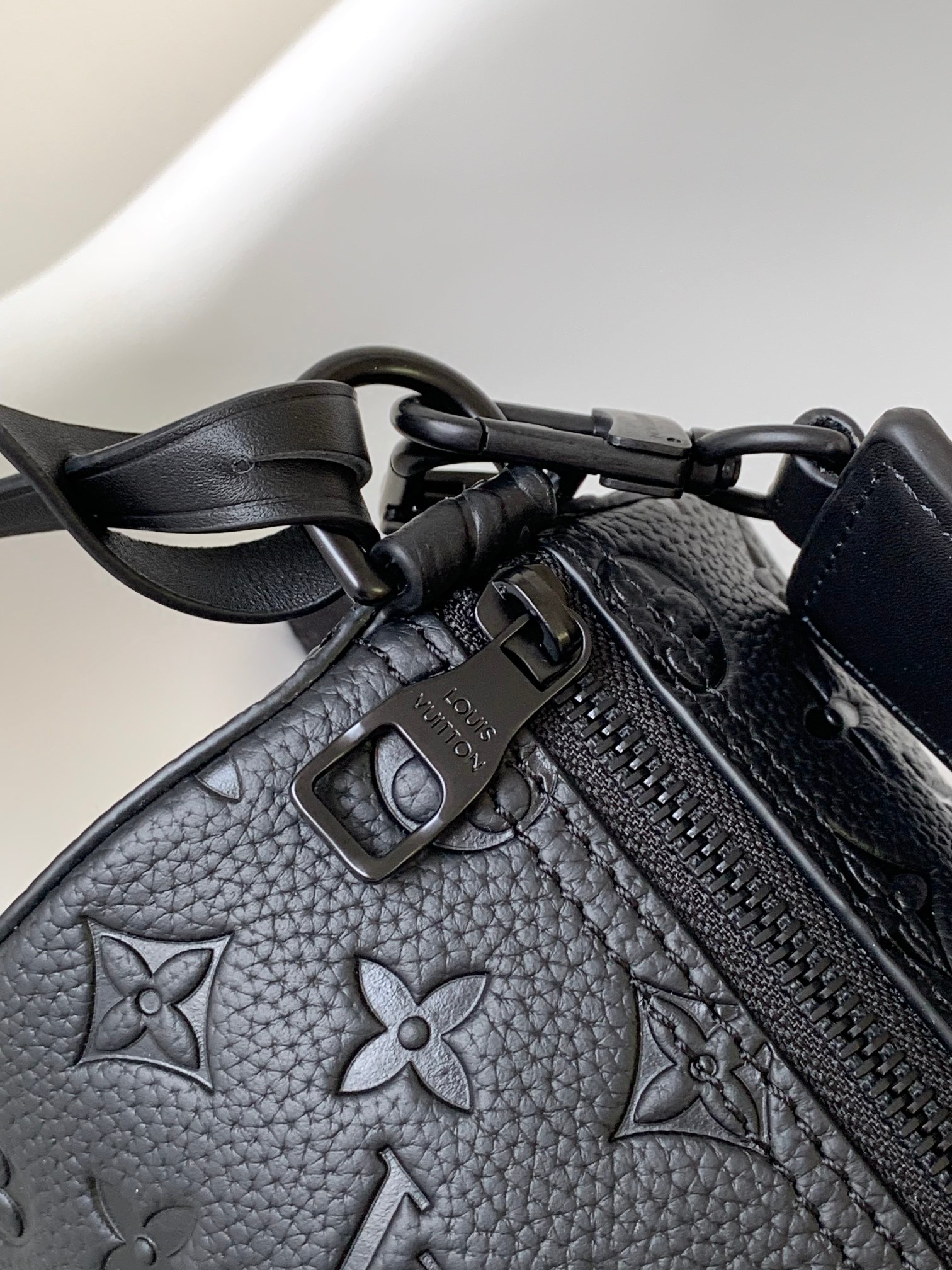 [TOP] Louis Vuitton LV Men's Soft Polochon Small Handbag  - 26x14x14CM - Black