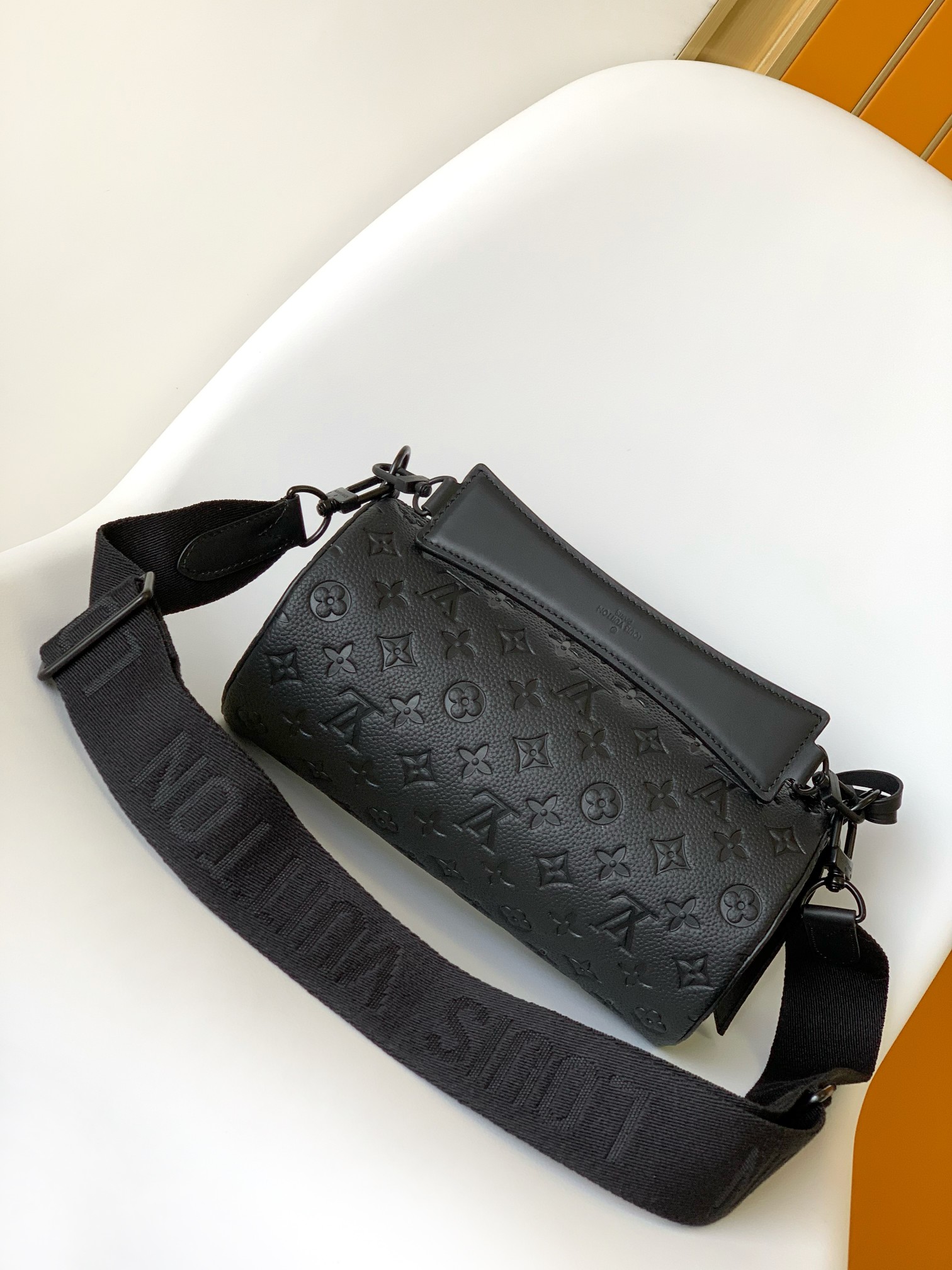 [TOP] Louis Vuitton LV Men's Soft Polochon Small Handbag  - 26x14x14CM - Black