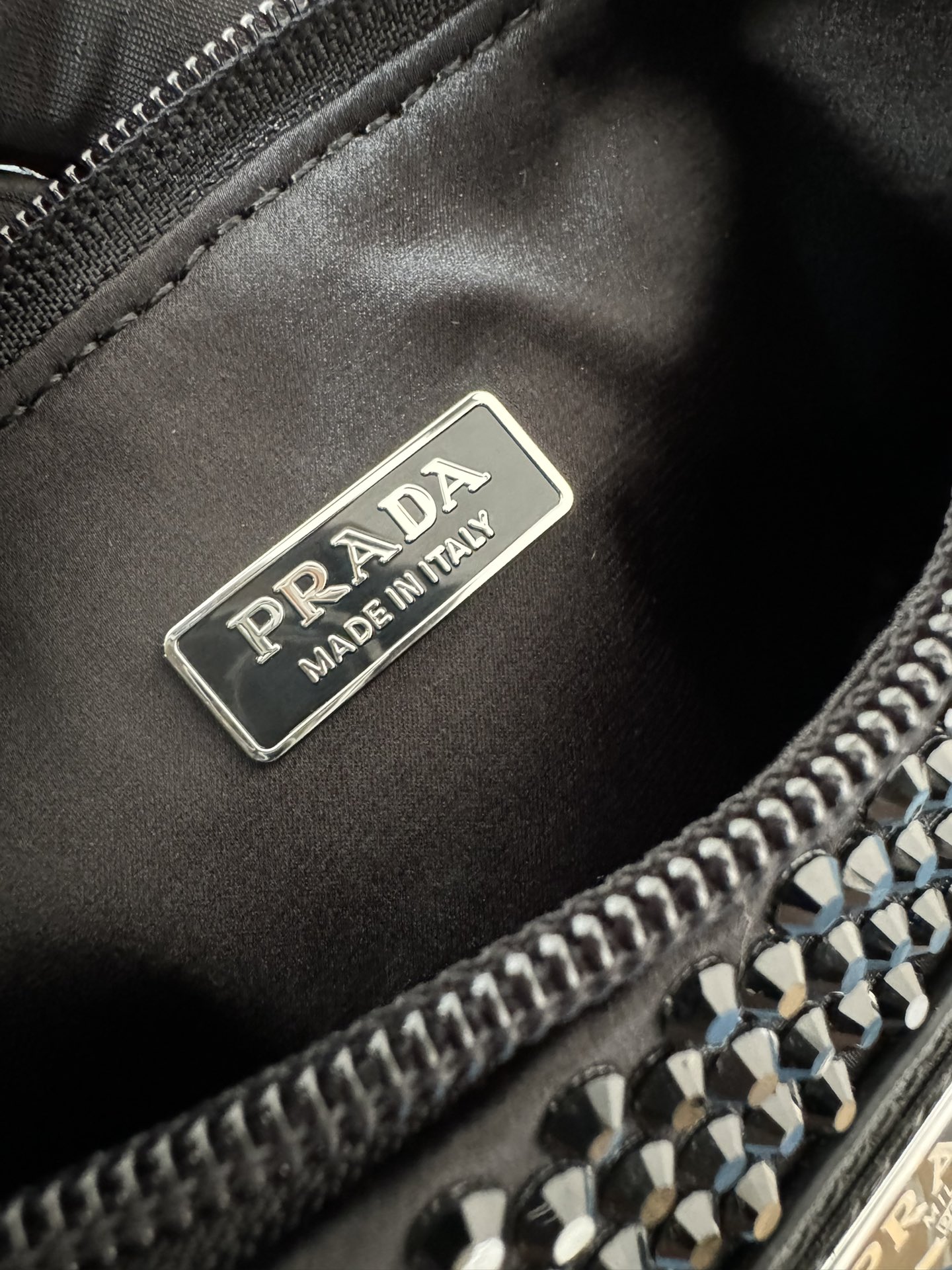 [TOP] PRADA Re-Edition 2000 Bag Crystal 23x13x5cm - Black