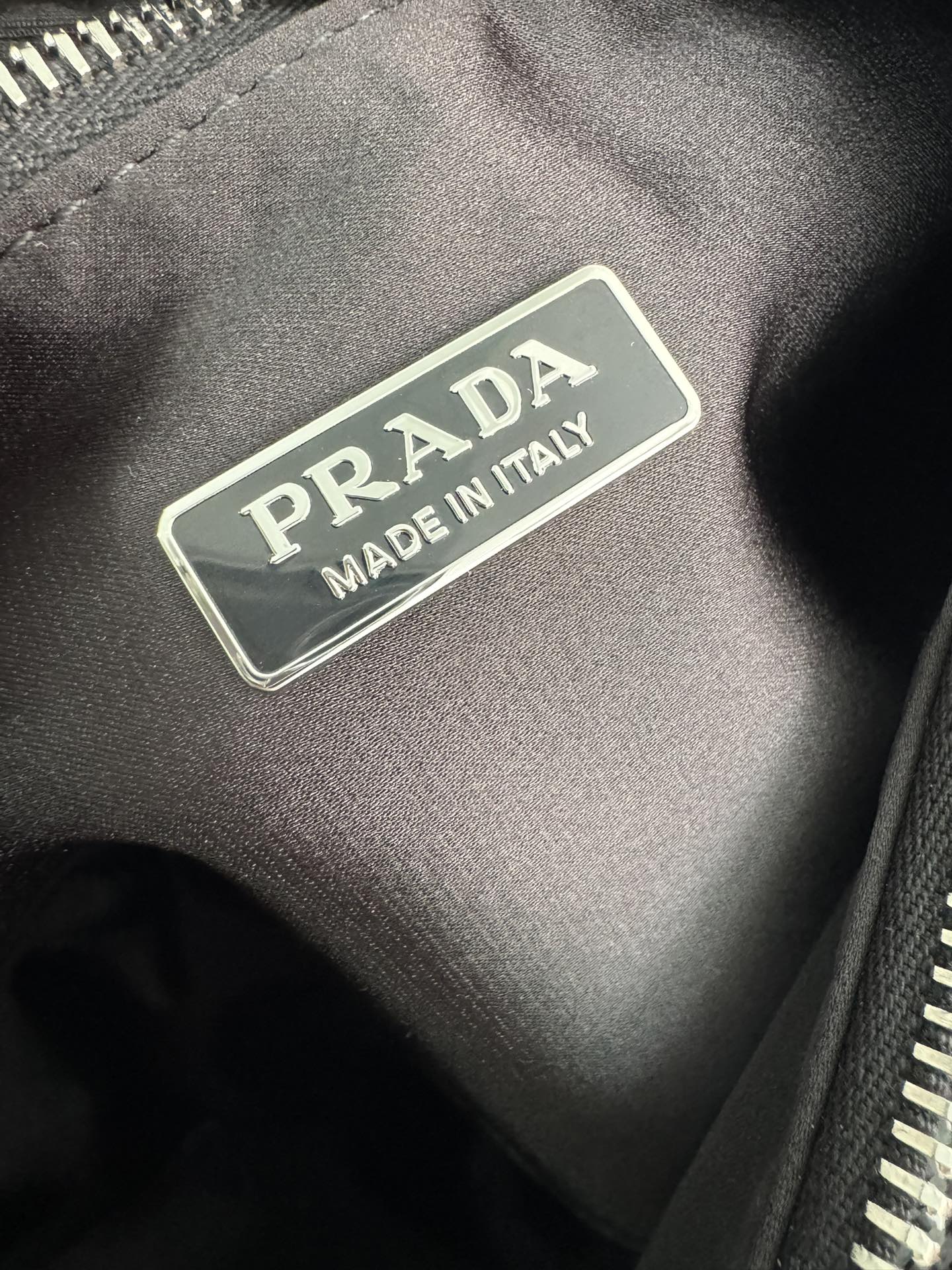 [TOP] PRADA Re-Edition 2005 Bag Crystal 22x16x6cm - Black