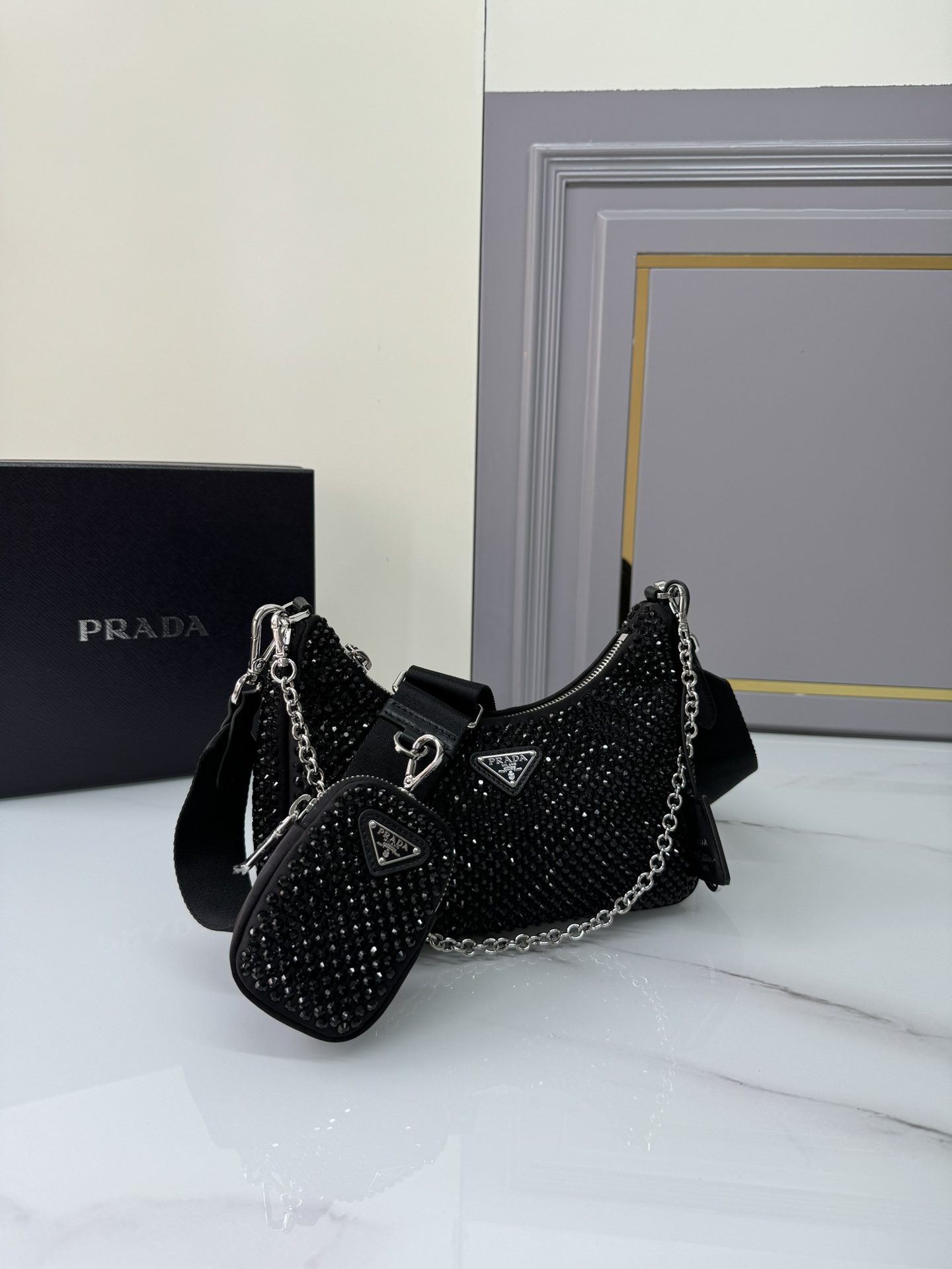 [TOP] PRADA Re-Edition 2005 Bag Crystal 22x16x6cm - Black