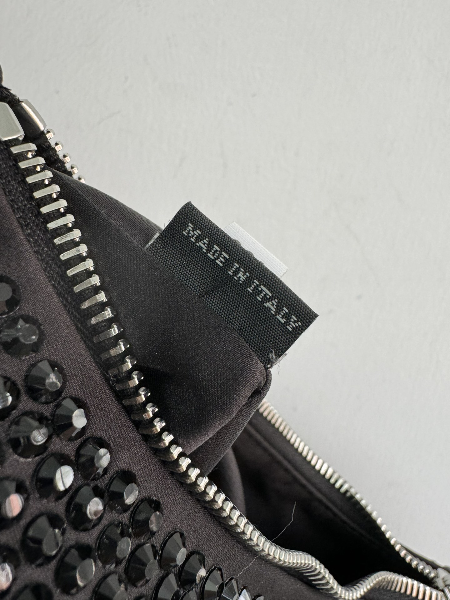 [TOP] PRADA Re-Edition 2005 Bag Crystal 22x16x6cm - Black