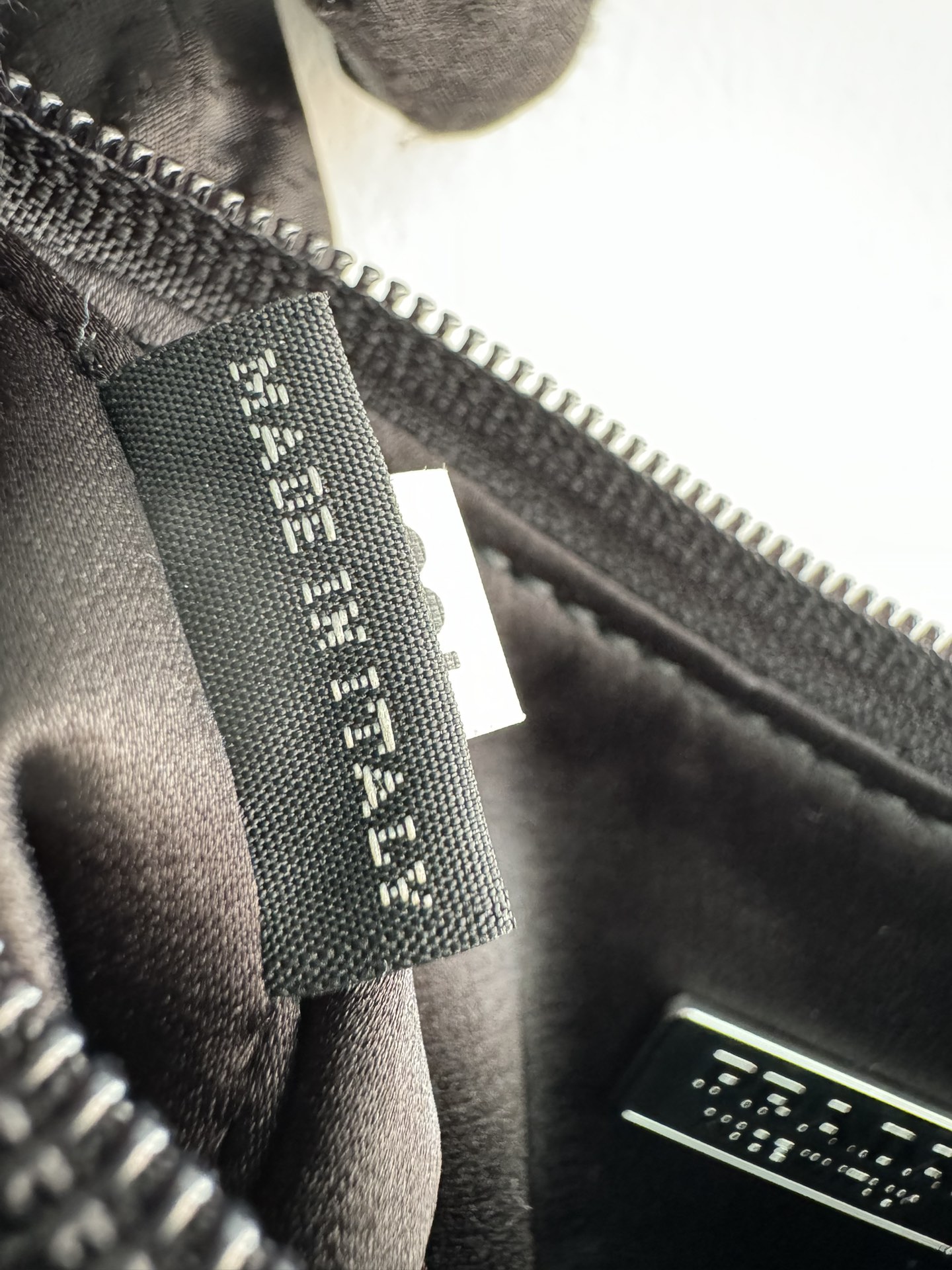 [TOP] PRADA Re-Edition 2000 Bag Crystal 23x13x5cm - Black