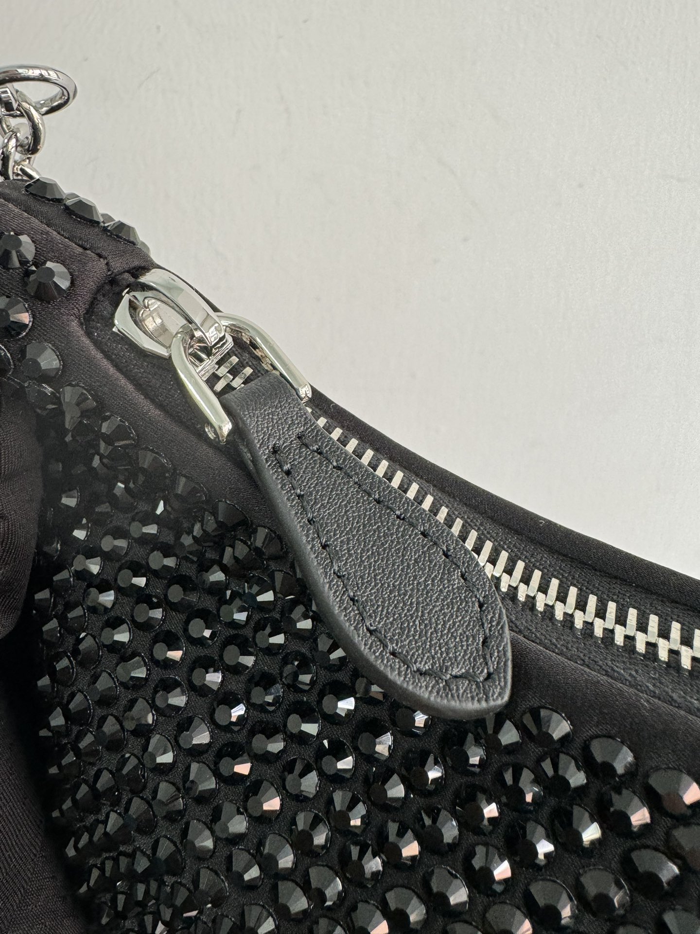 [TOP] PRADA Re-Edition 2005 Bag Crystal 22x16x6cm - Black