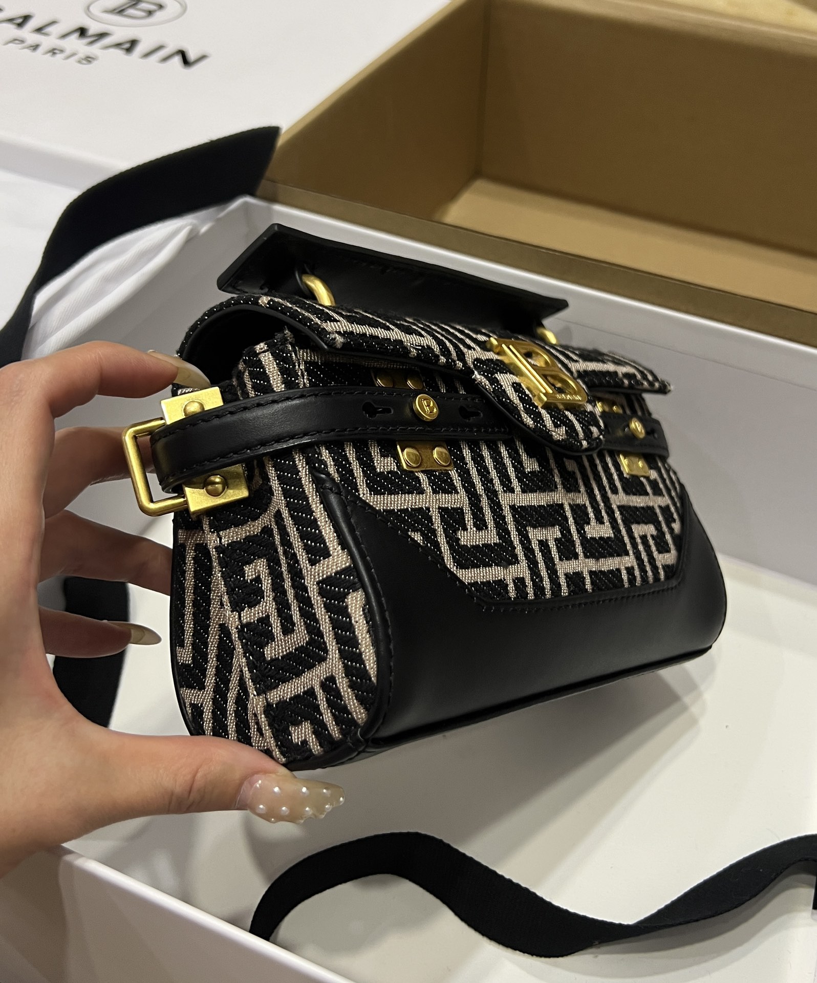 [TOP] Balmain Classic Presbyopia and Cowhide Bag 19 CM