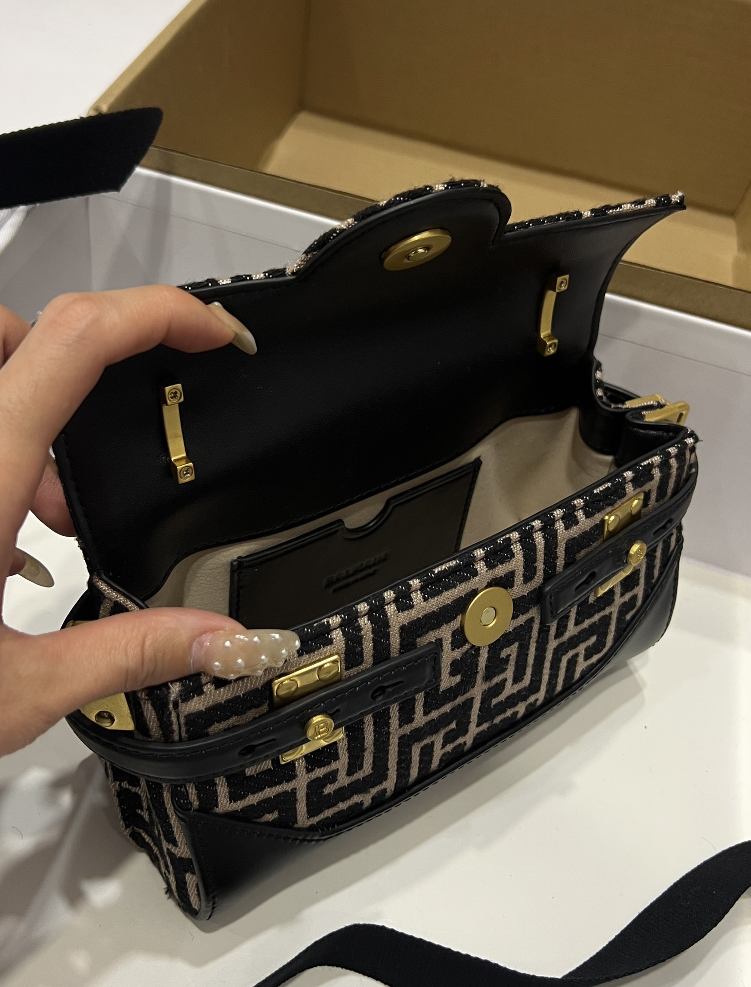 [TOP] Balmain Classic Presbyopia and Cowhide Bag 19 CM