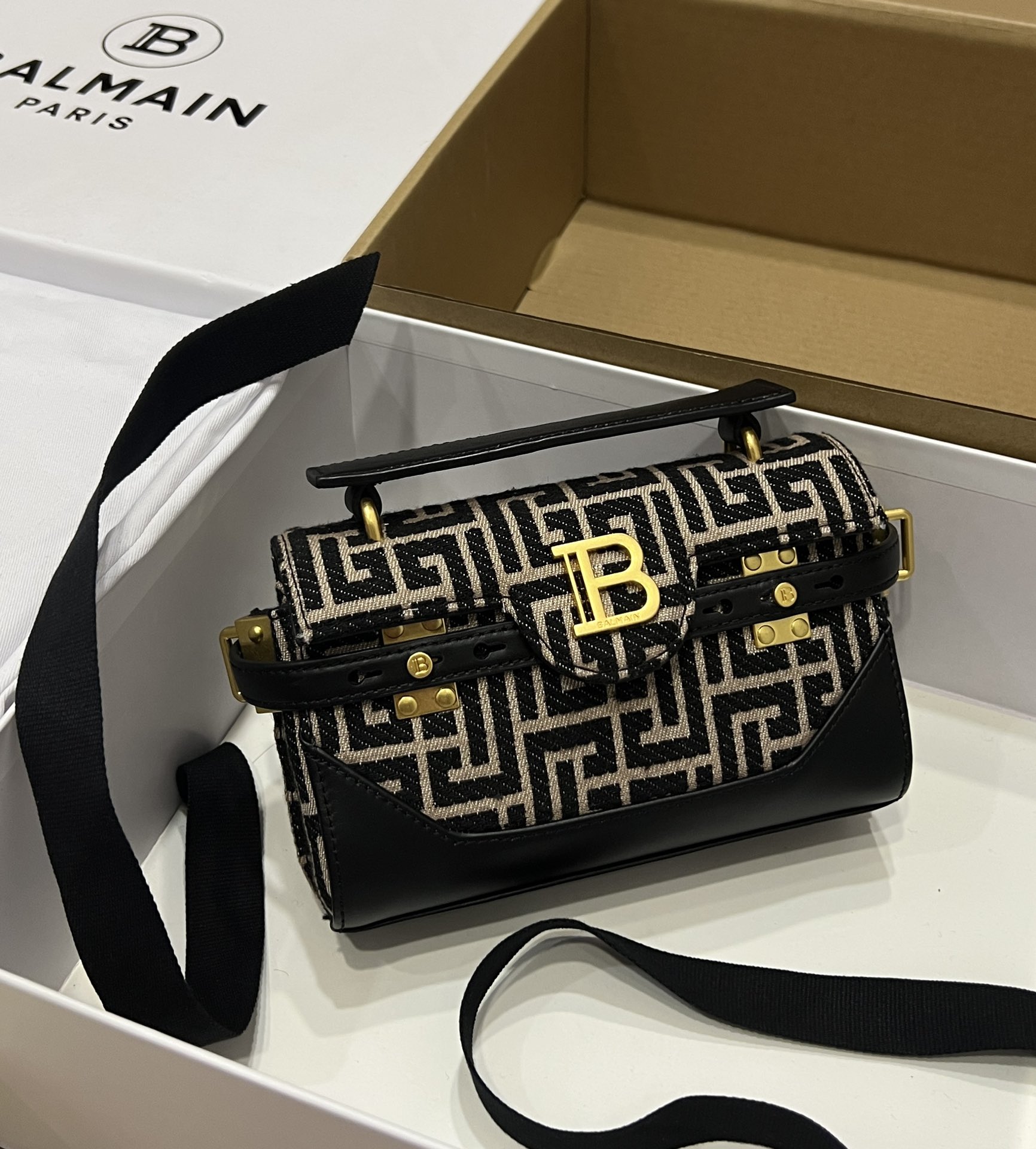 [TOP] Balmain Classic Presbyopia and Cowhide Bag 19 CM