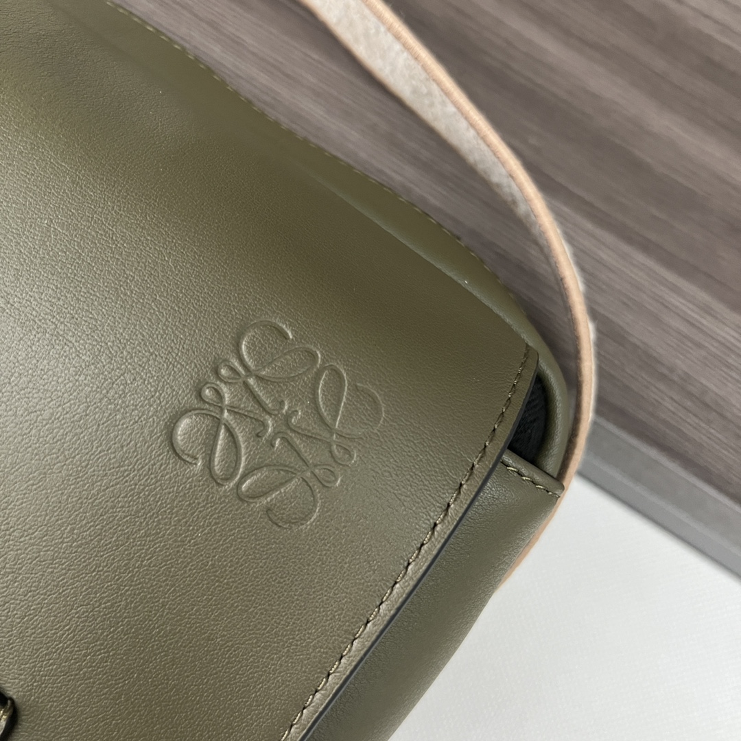 [TOP] LOEWE Military Messenger Bag in Soft Grained Calfskin 24.5x18x10.5cm - Green