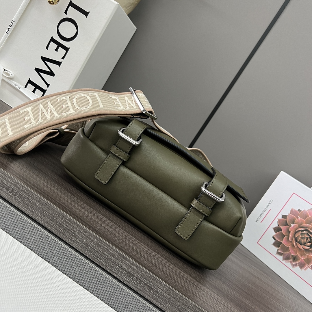 [TOP] LOEWE Military Messenger Bag in Soft Grained Calfskin 24.5x18x10.5cm - Green