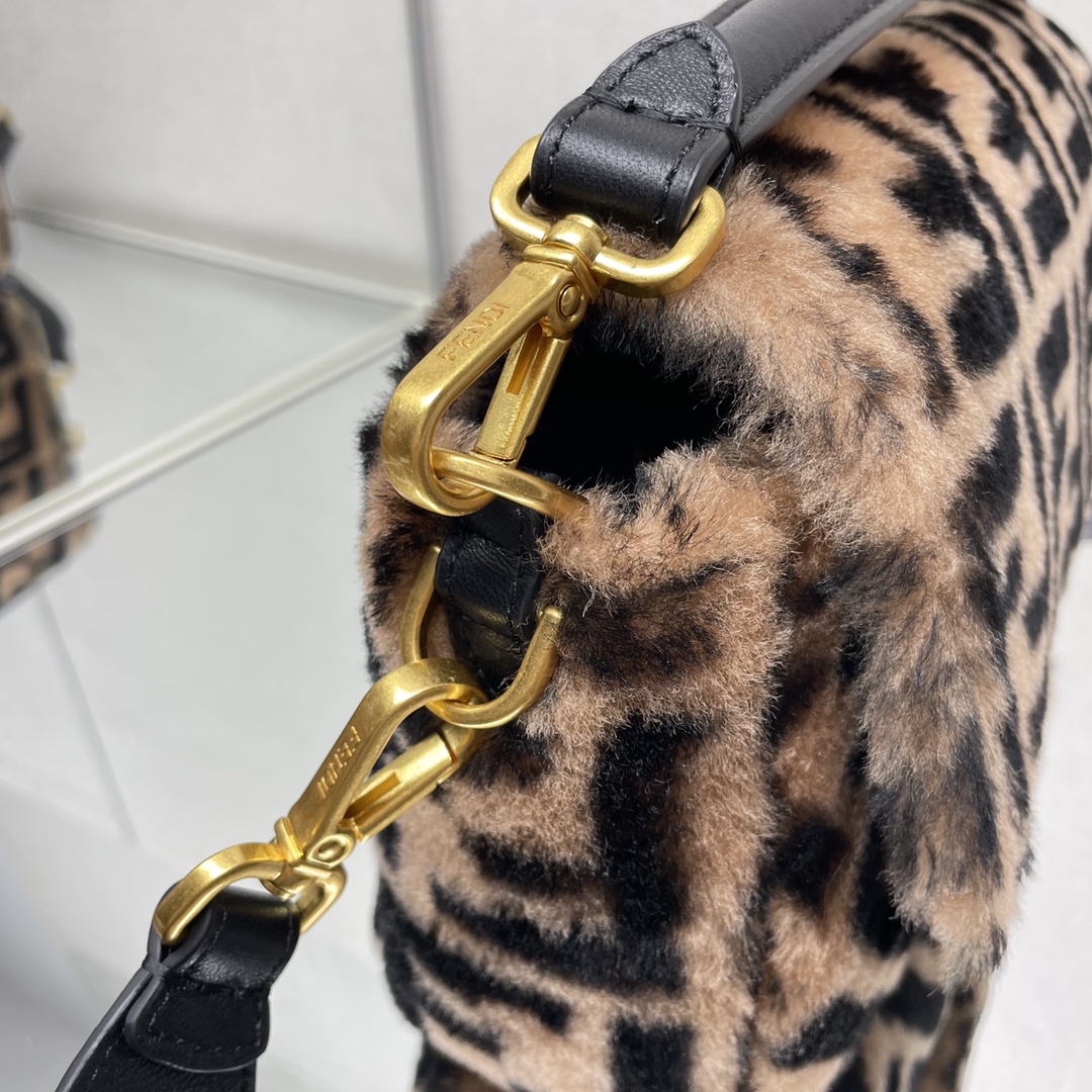 [TOP] FENDI Wool Baguette Bag - 26x13x6cm