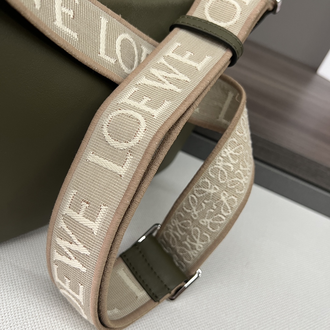 [TOP] LOEWE Military Messenger Bag in Soft Grained Calfskin 24.5x18x10.5cm - Green