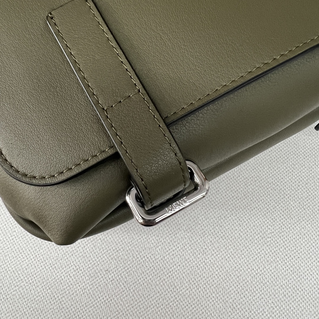 [TOP] LOEWE Military Messenger Bag in Soft Grained Calfskin 24.5x18x10.5cm - Green