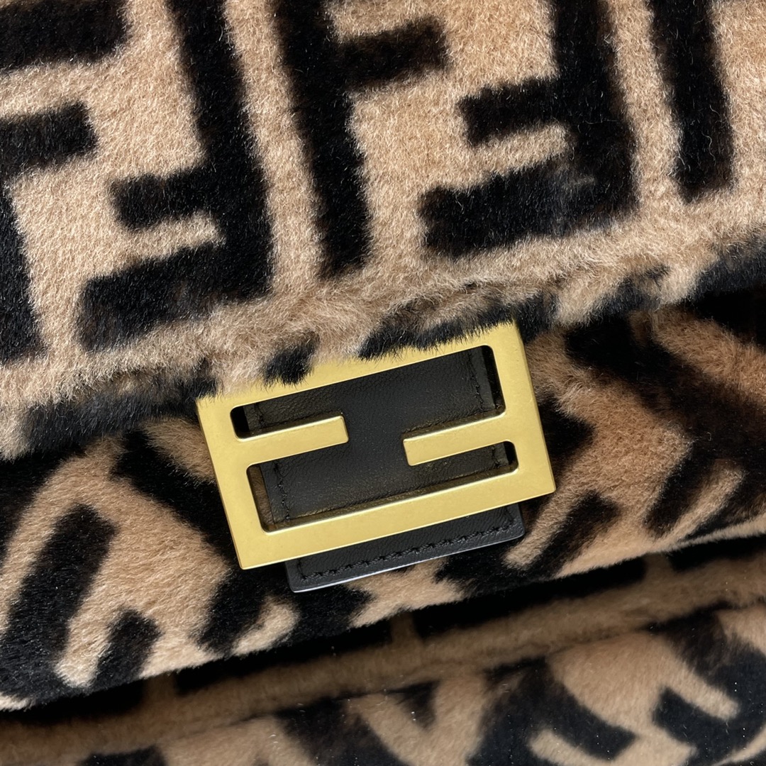 [TOP] FENDI Wool Baguette Bag - 26x13x6cm