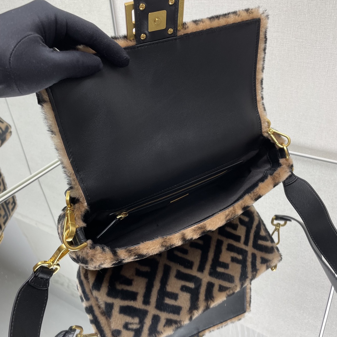 [TOP] FENDI Wool Baguette Bag - 26x13x6cm