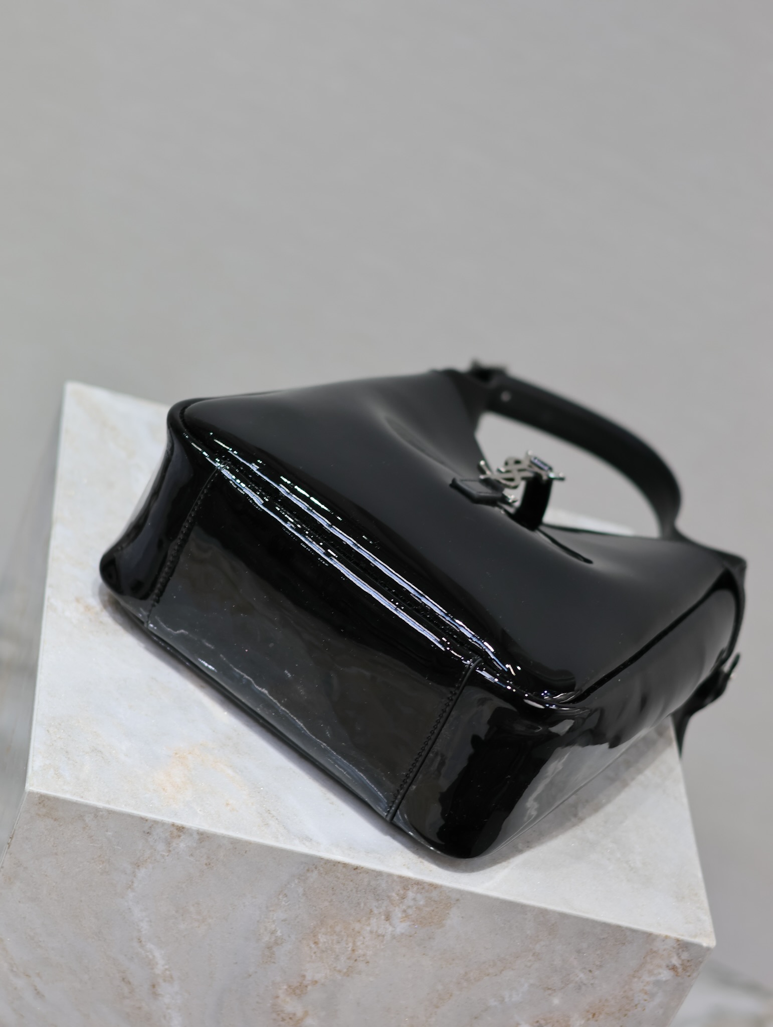 [TOP] Yves Saint Laurent YSL Patent Leather Le 5A7 Bag 23×22×8.5cm - Black&SHW