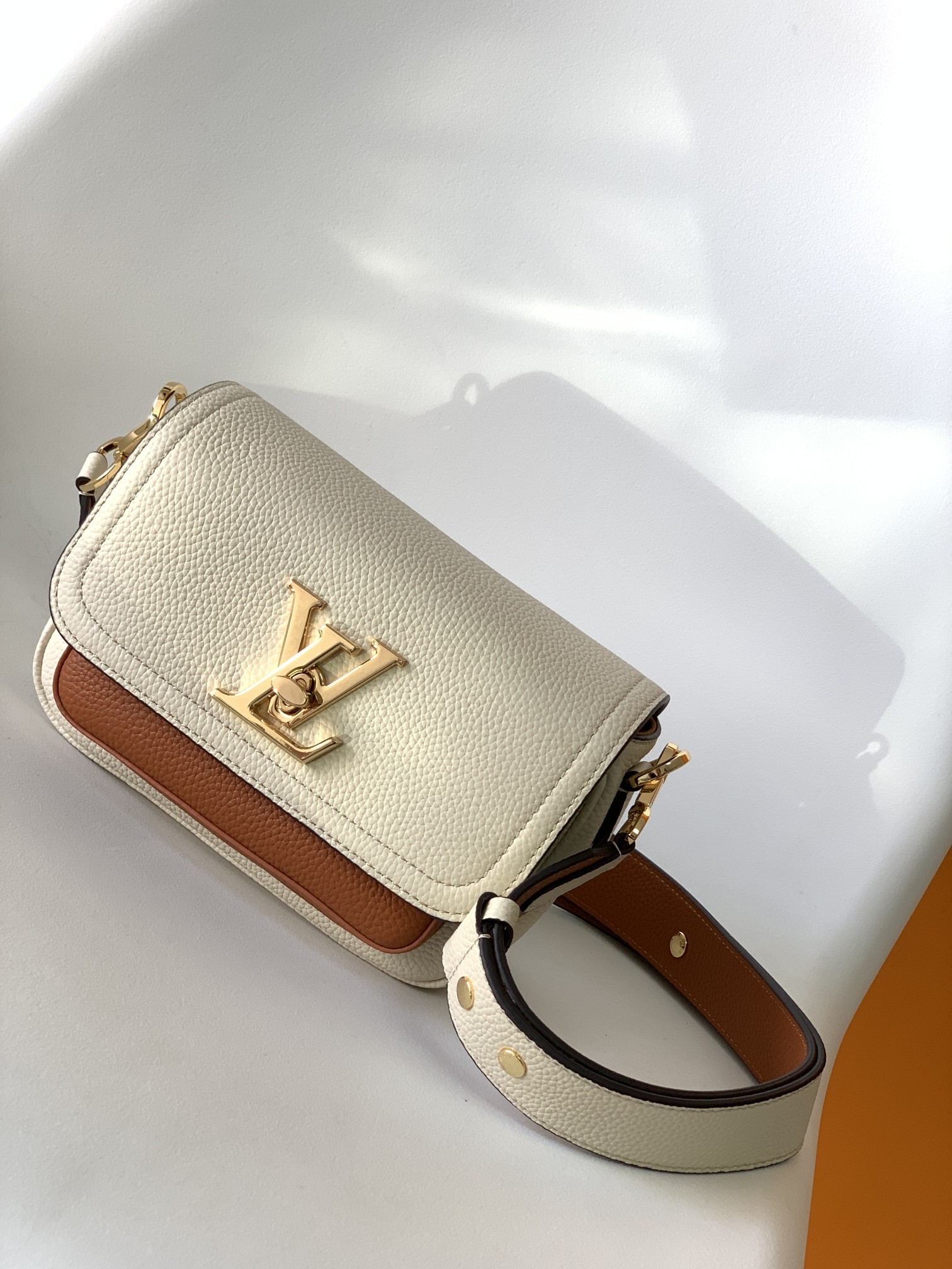 [TOP] Louis Vuitton LV L*V Lock Me Tender - 7 Colors - 19x13x8cm