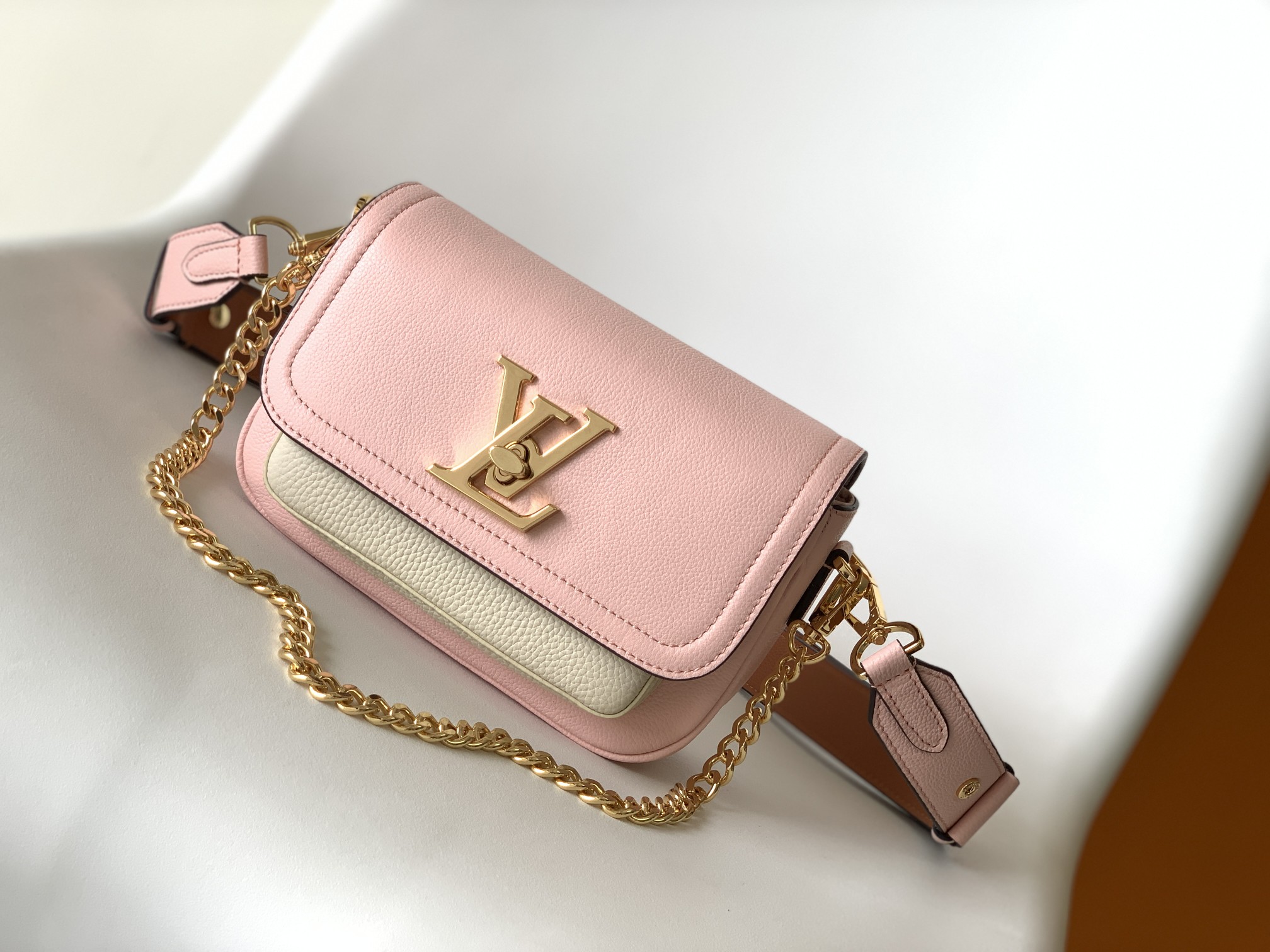 [TOP] Louis Vuitton LV L*V Lock Me Tender - 7 Colors - 19x13x8cm