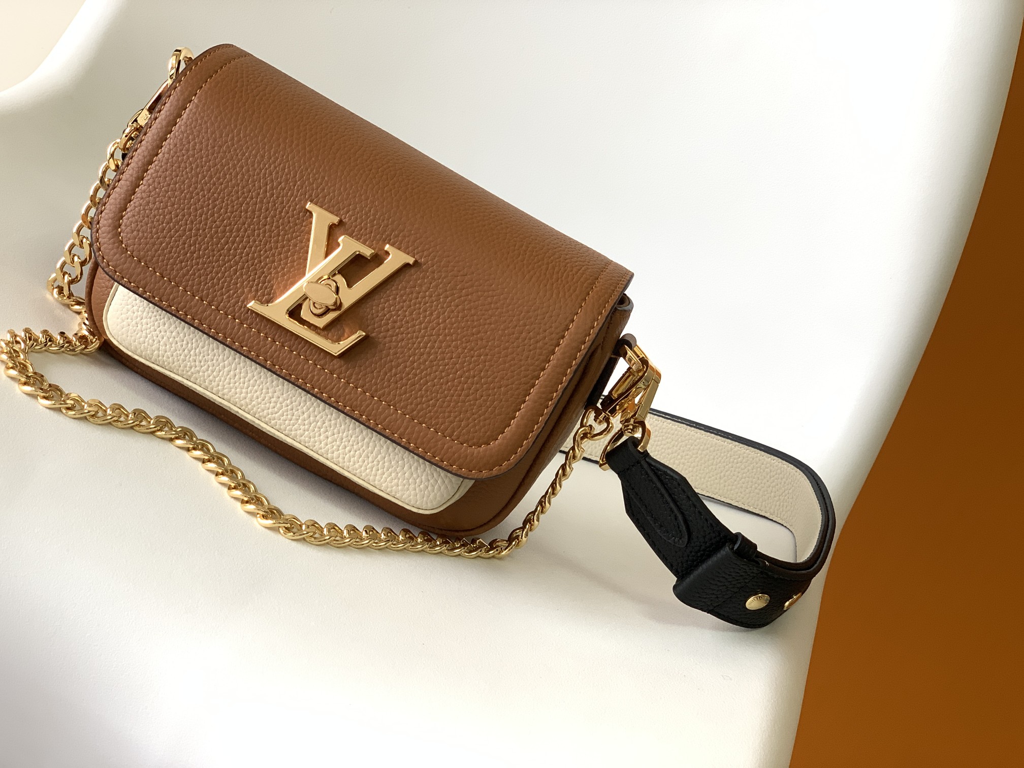 [TOP] Louis Vuitton LV L*V Lock Me Tender - 7 Colors - 19x13x8cm